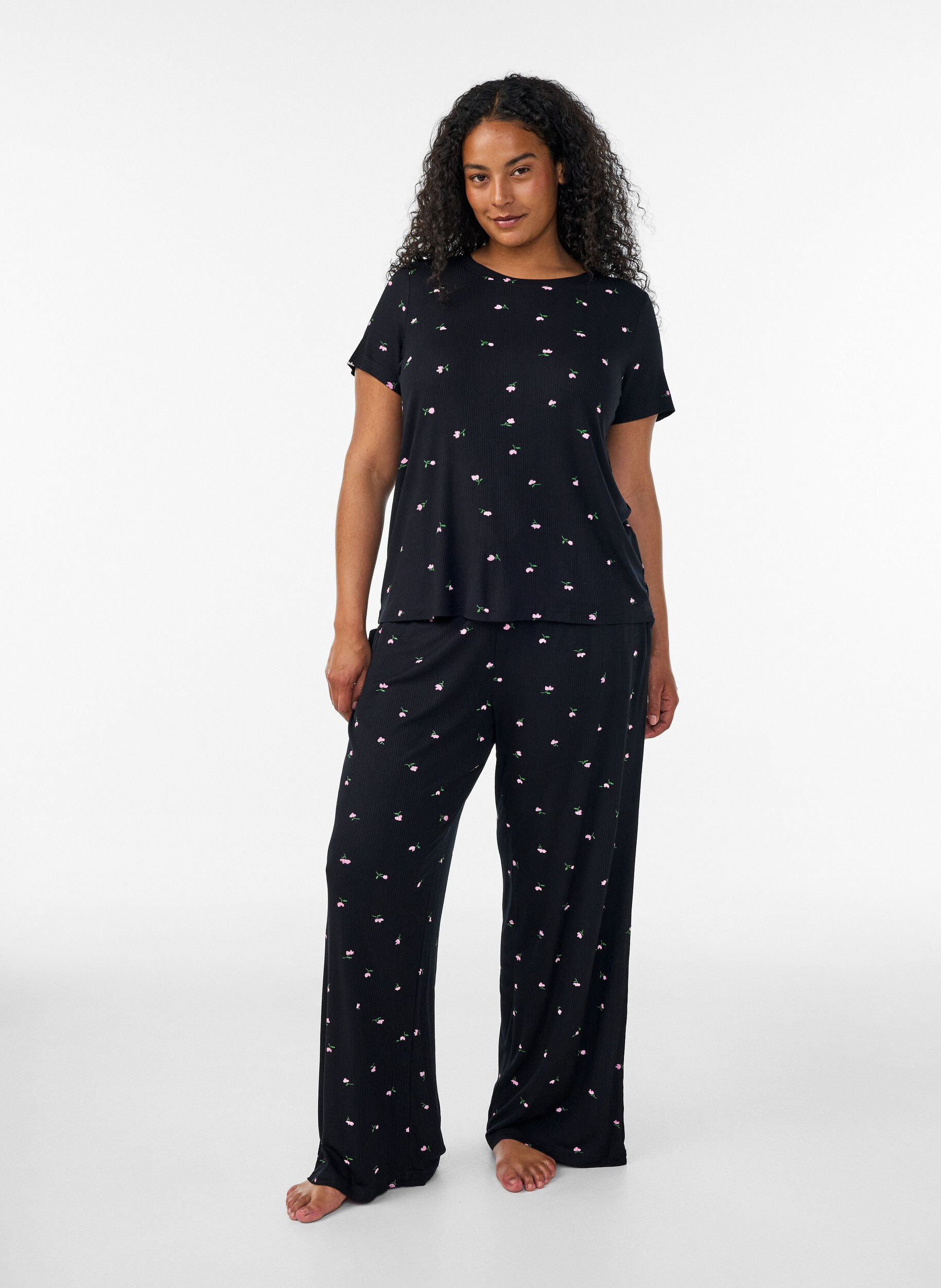 ZizziPyjamahose mit Rippstruktur und gebl&uuml;mtem Print, Schwarz, Model image number 1