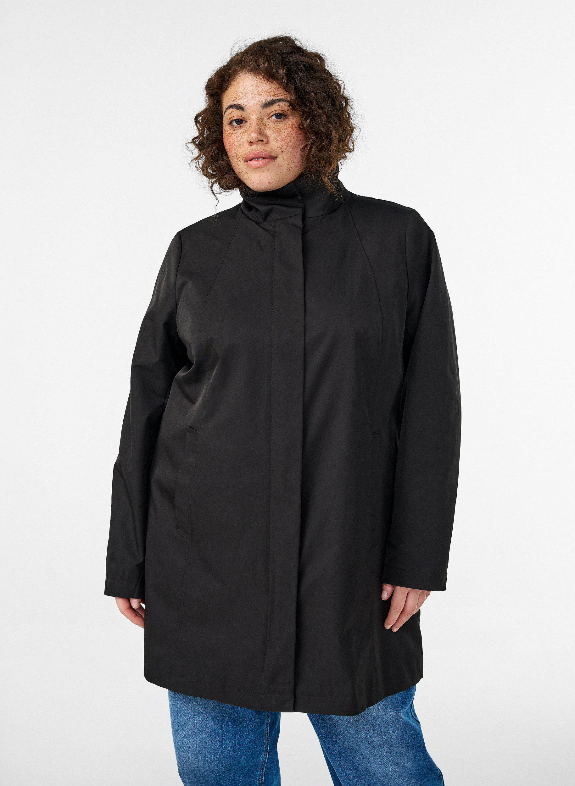 Zizzi&Uuml;bergangsjacke mit Taschen und hohem Kragen, Schwarz, Model image number 0