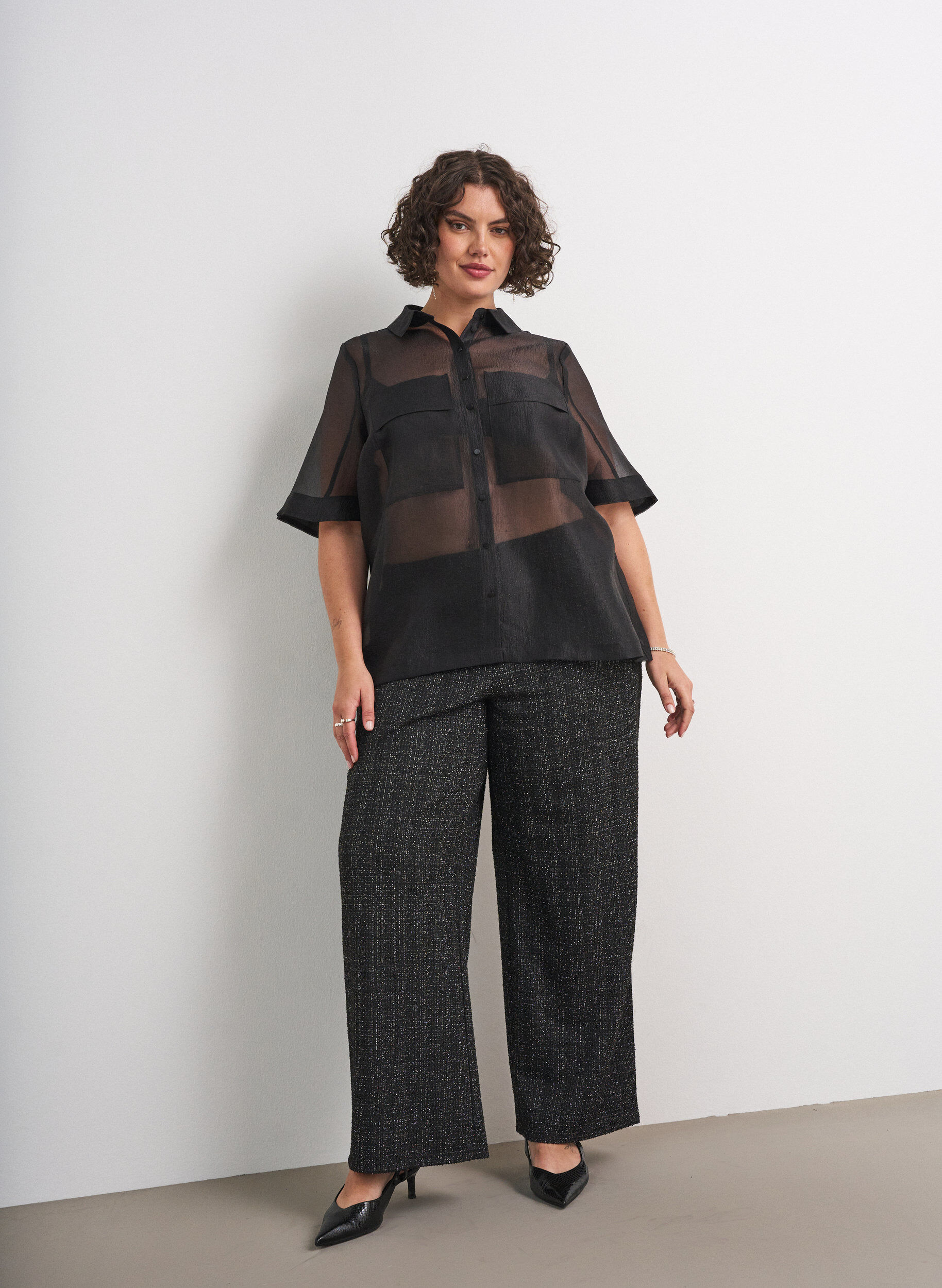 ZizziTransparente kurz&auml;rmelige Bluse mit Brusttaschen, Schwarz, Model image number 1
