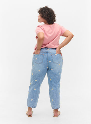 Mille Mom Fit Jeans mit Blumenstickerei, Light Blue w. Flower, Model image number 0