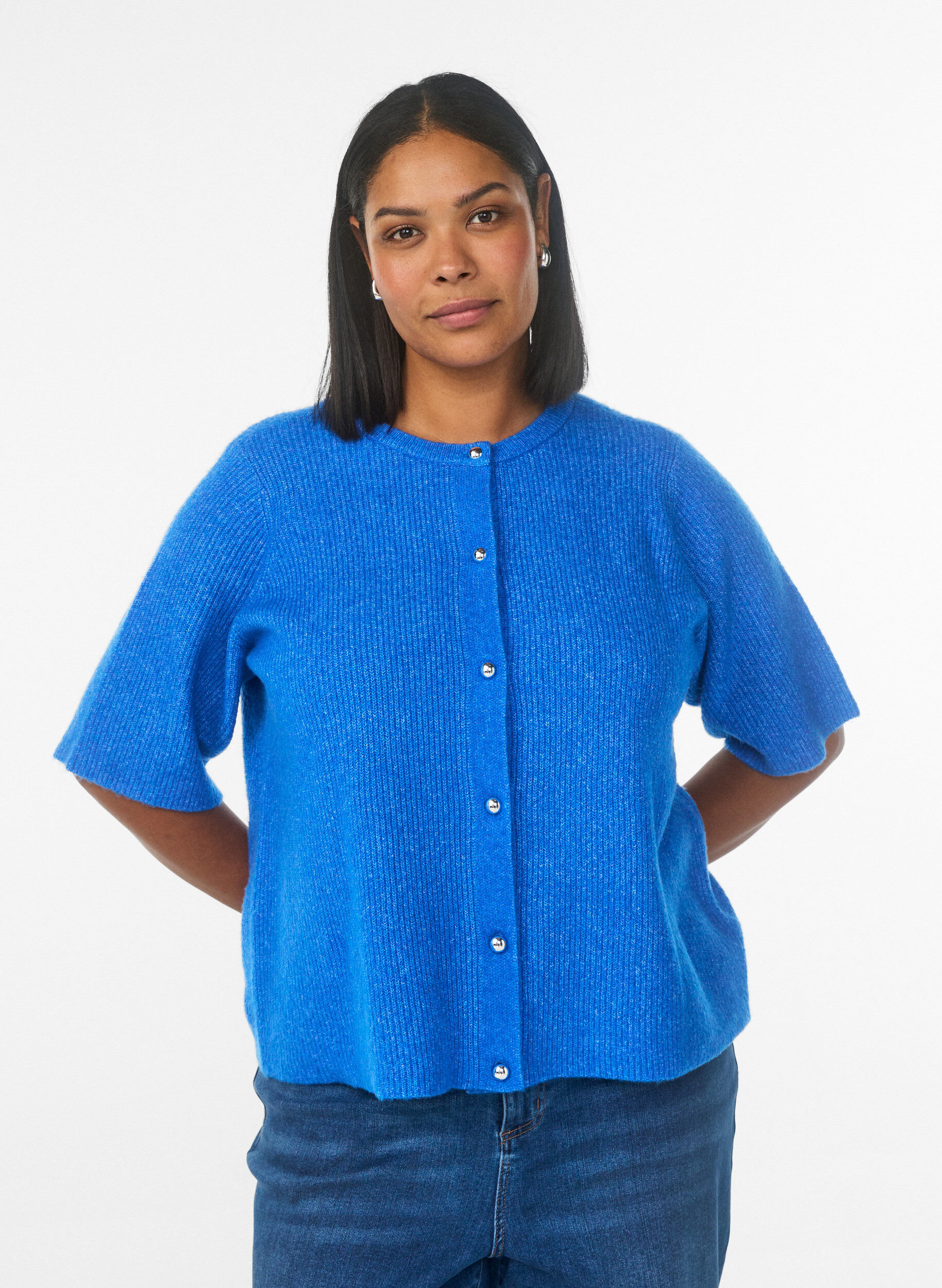 ZizziKurz&auml;rmelige Strickjacke mit gl&auml;nzenden Kugelkn&ouml;pfen, Blau, Model image number 0