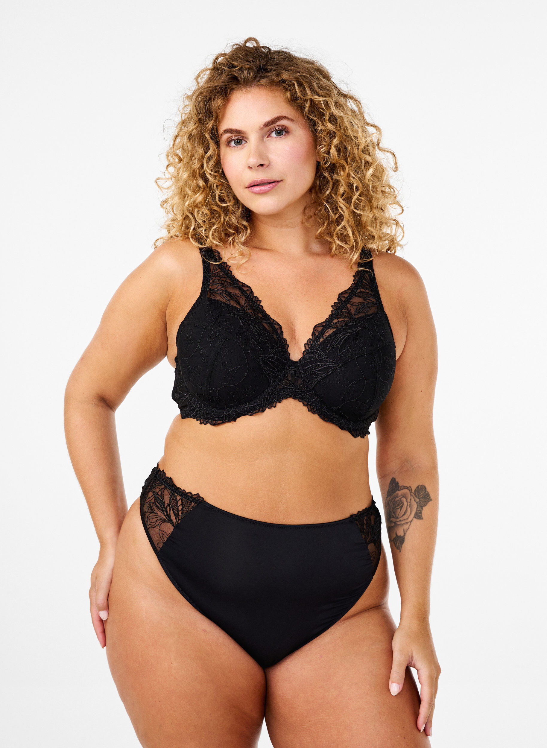 ZizziStringtanga aus Mikrofaser mit Spitzensaum, Schwarz, Model image number 0