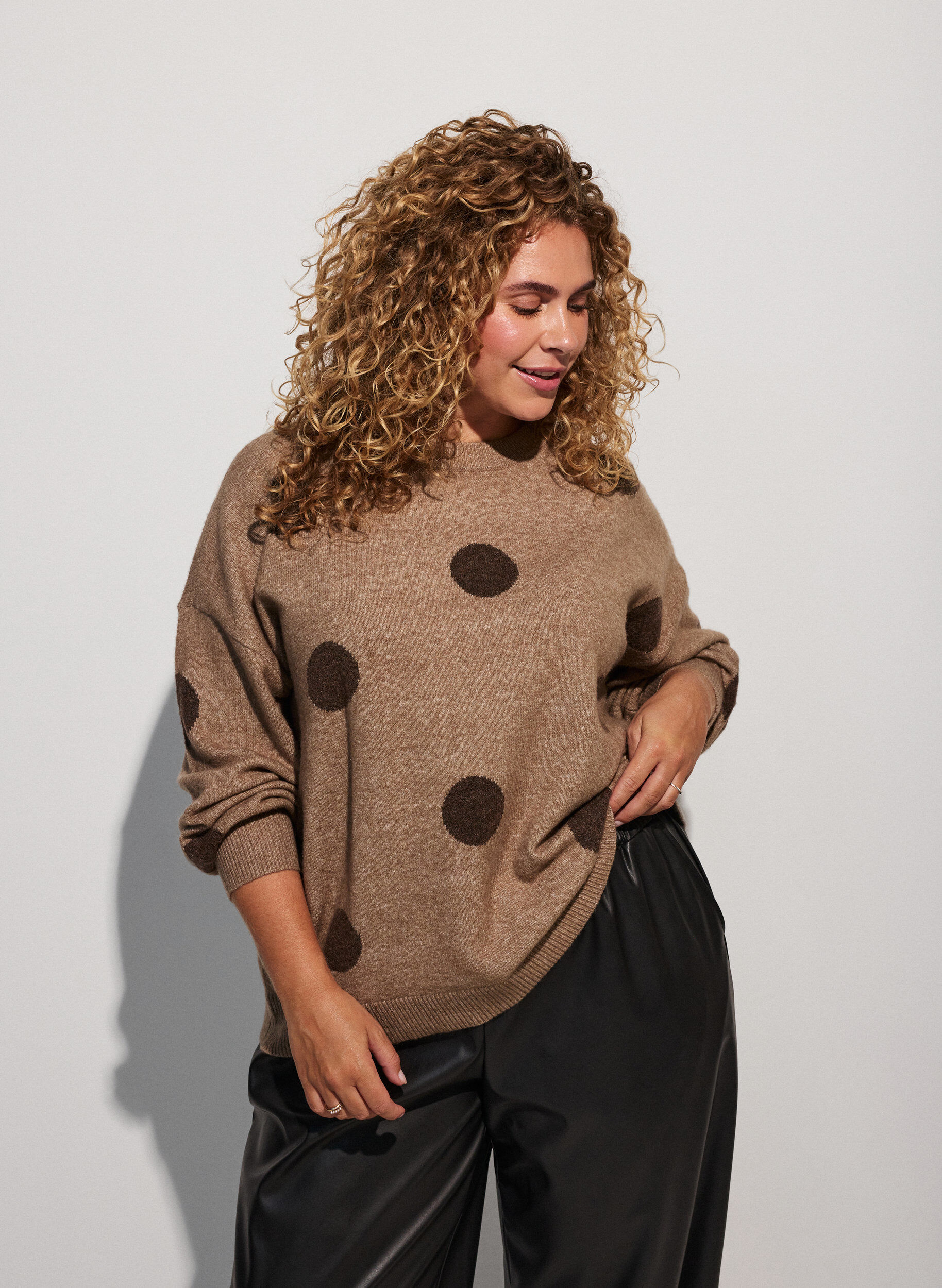 Strickbluse mit gepunktetem Muster, Braun, Model