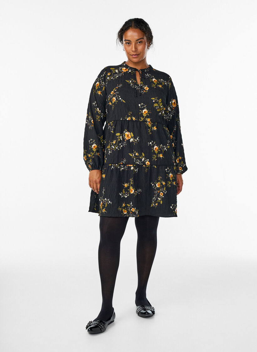 Gebl&uuml;mtes Kleid mit Bindeverschluss, Schwarz, Model image number 1