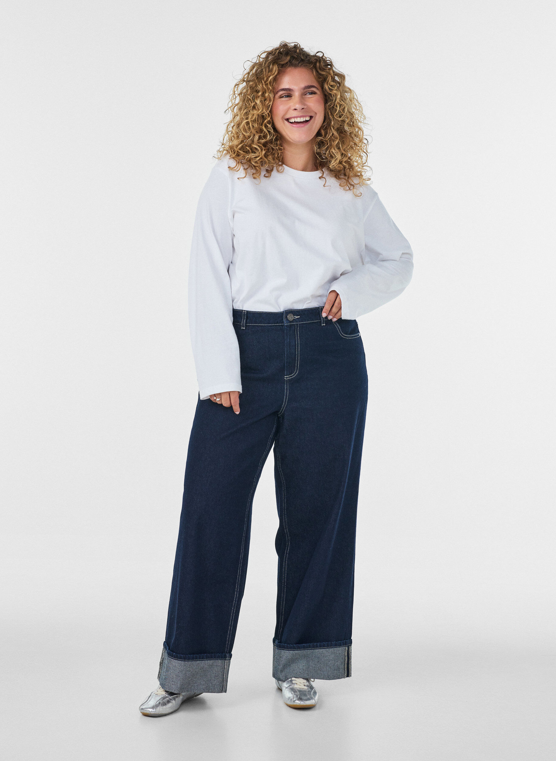 ZizziJeans in weiter Passform mit breitem Umschlag und Kontrastn&auml;hten, Blau, Model image number 0