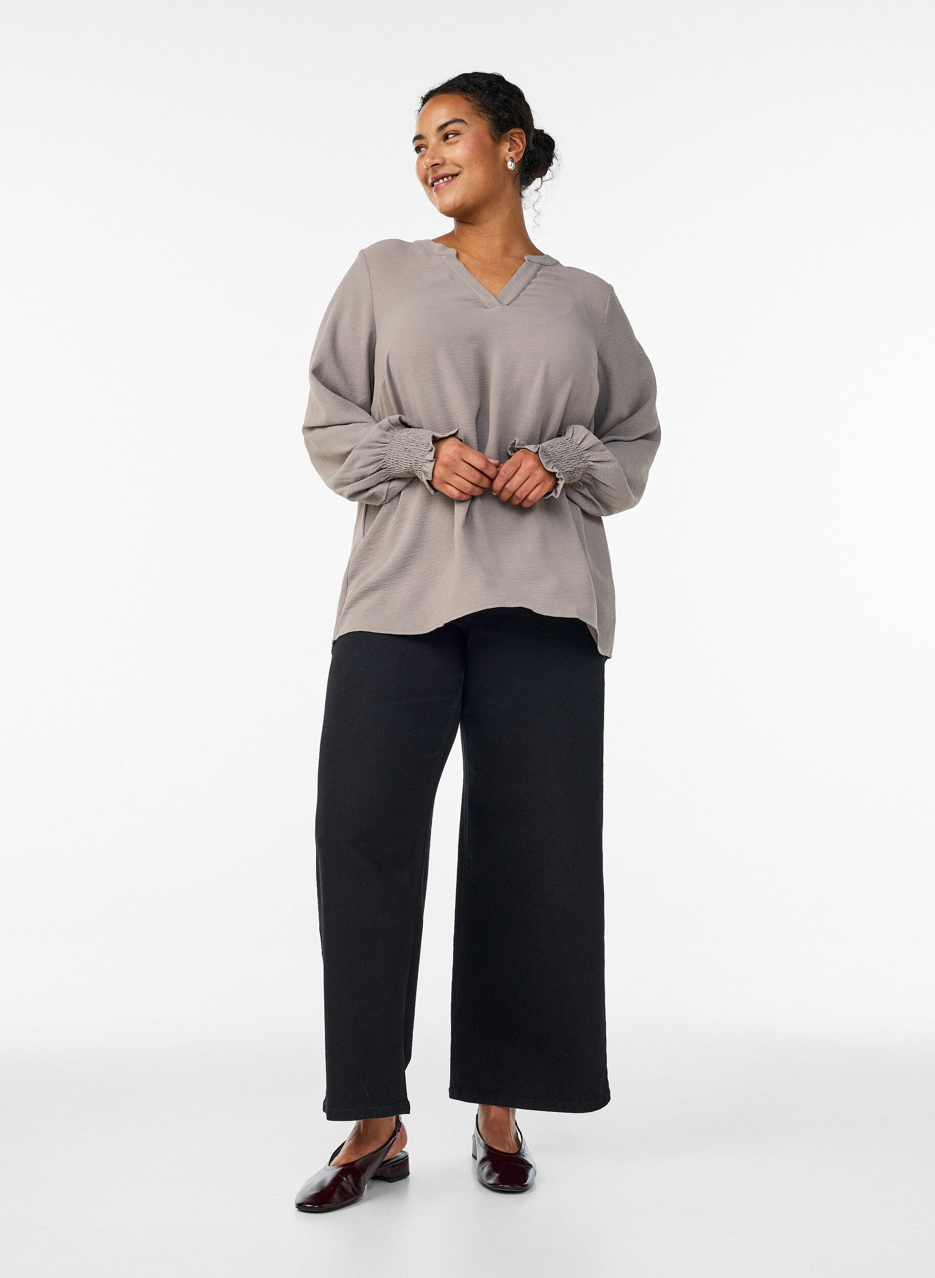 ZizziBluse mit Smockb&uuml;ndchen und V-Ausschnitt, Beige, Model image number 1