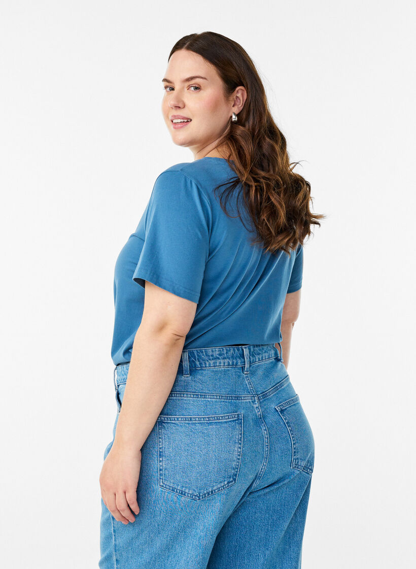 Einfarbiges Basic-T-Shirt aus Baumwolle, Grau, Model image number 2