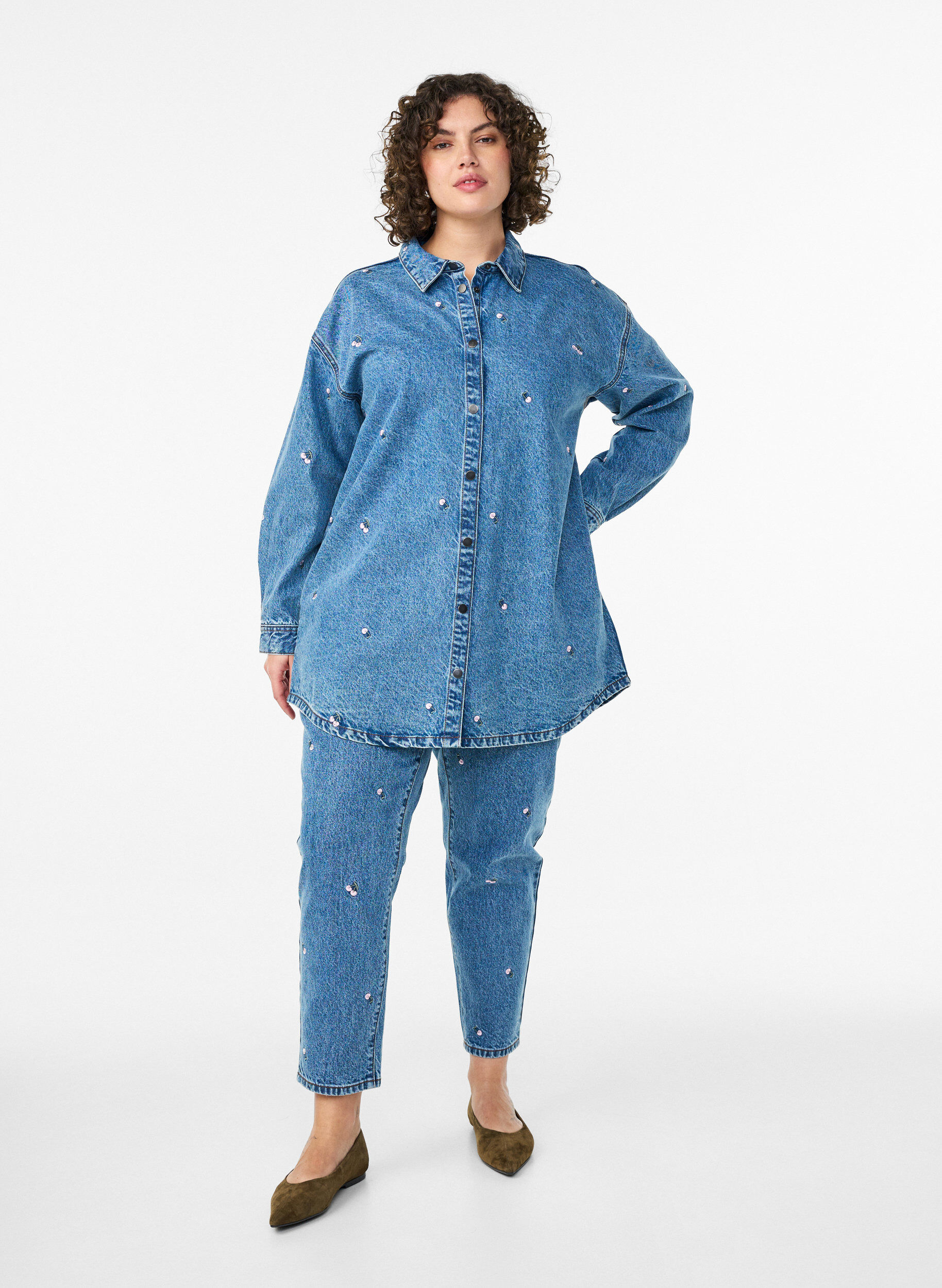 Mille Mom Fit Jeans mit Stickerei, Blau, Model