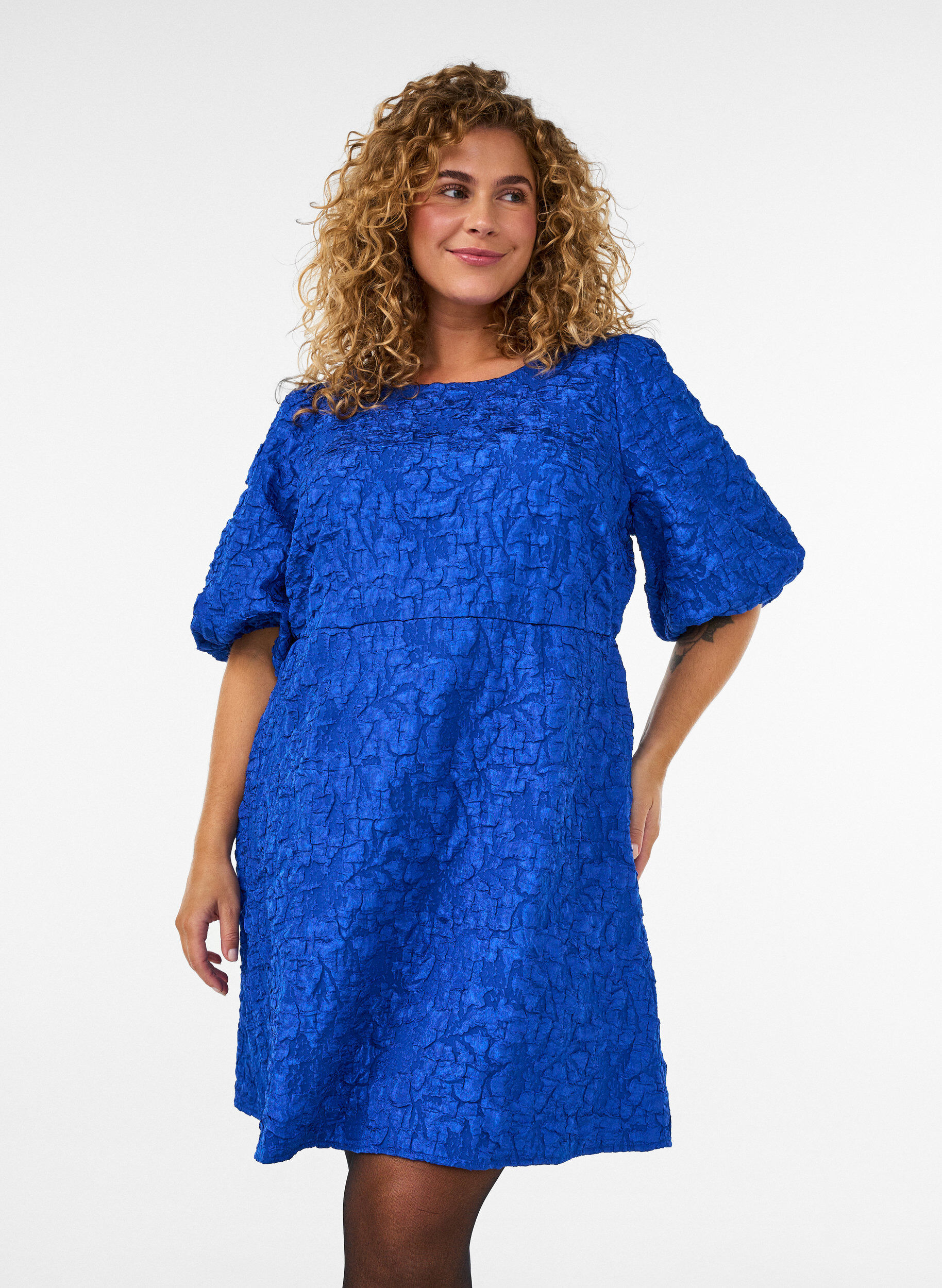 Kleid aus Jacquard mit Puff&auml;rmeln und A-Linie, Blau, Model