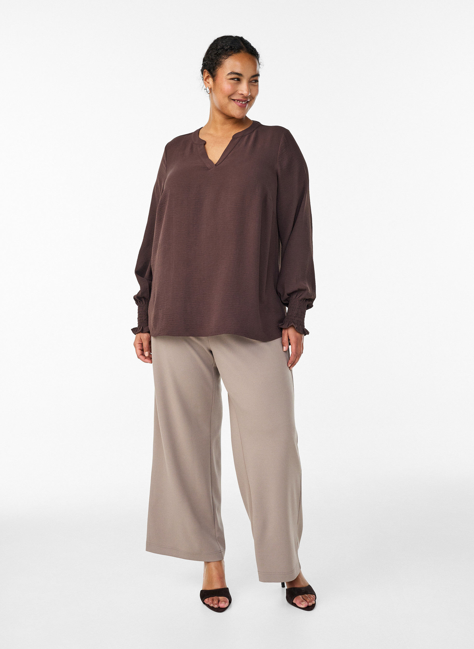 ZizziBluse mit Smockb&uuml;ndchen und V-Ausschnitt, Braun, Model image number 1