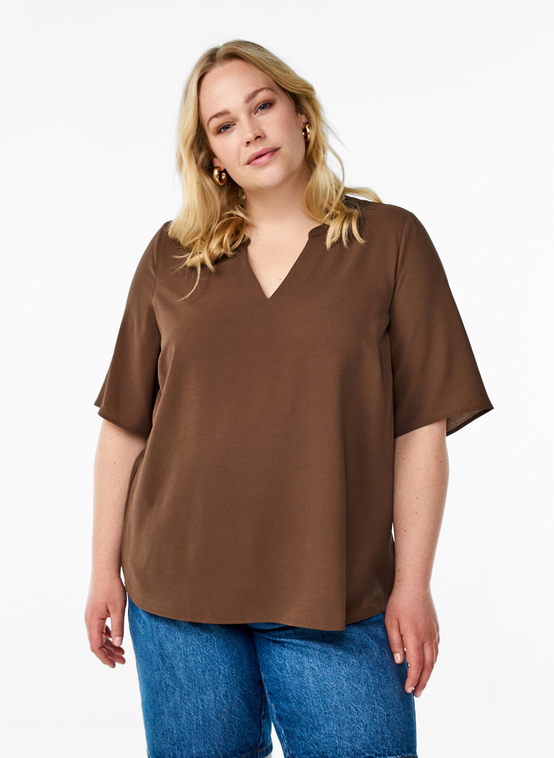 Kurz&auml;rmlige Bluse mit V-Ausschnitt, Braun, Model