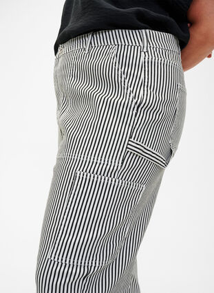 Gestreifte Cargo-Jeans mit gerader Passform, Black White Stripe, Model image number 3