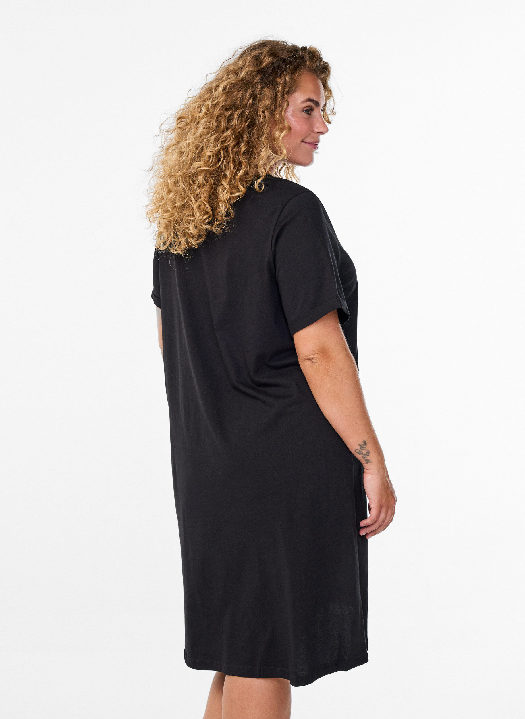 ZizziKurz&auml;rmeliges Nachthemd aus Bio-Baumwolle, Schwarz, Model image number 2