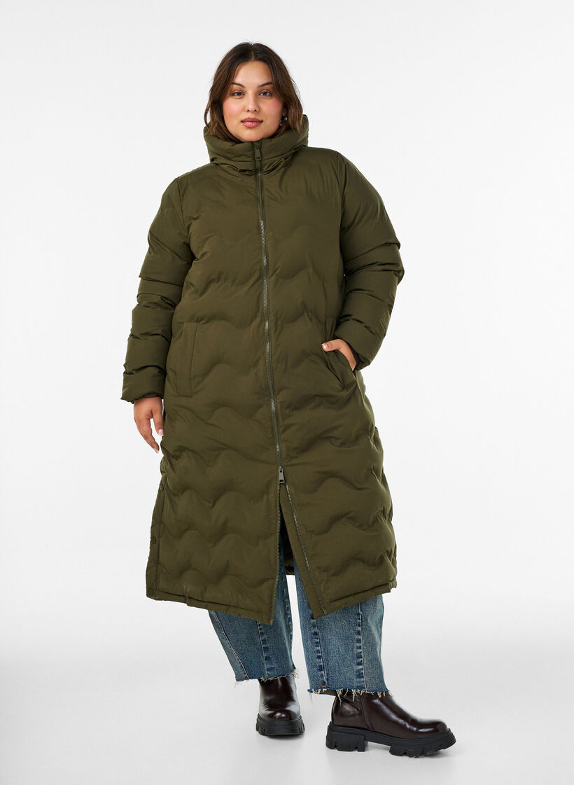 Lange Kapuzen-Steppjacke mit Wellenmuster, Gr&uuml;n, Model