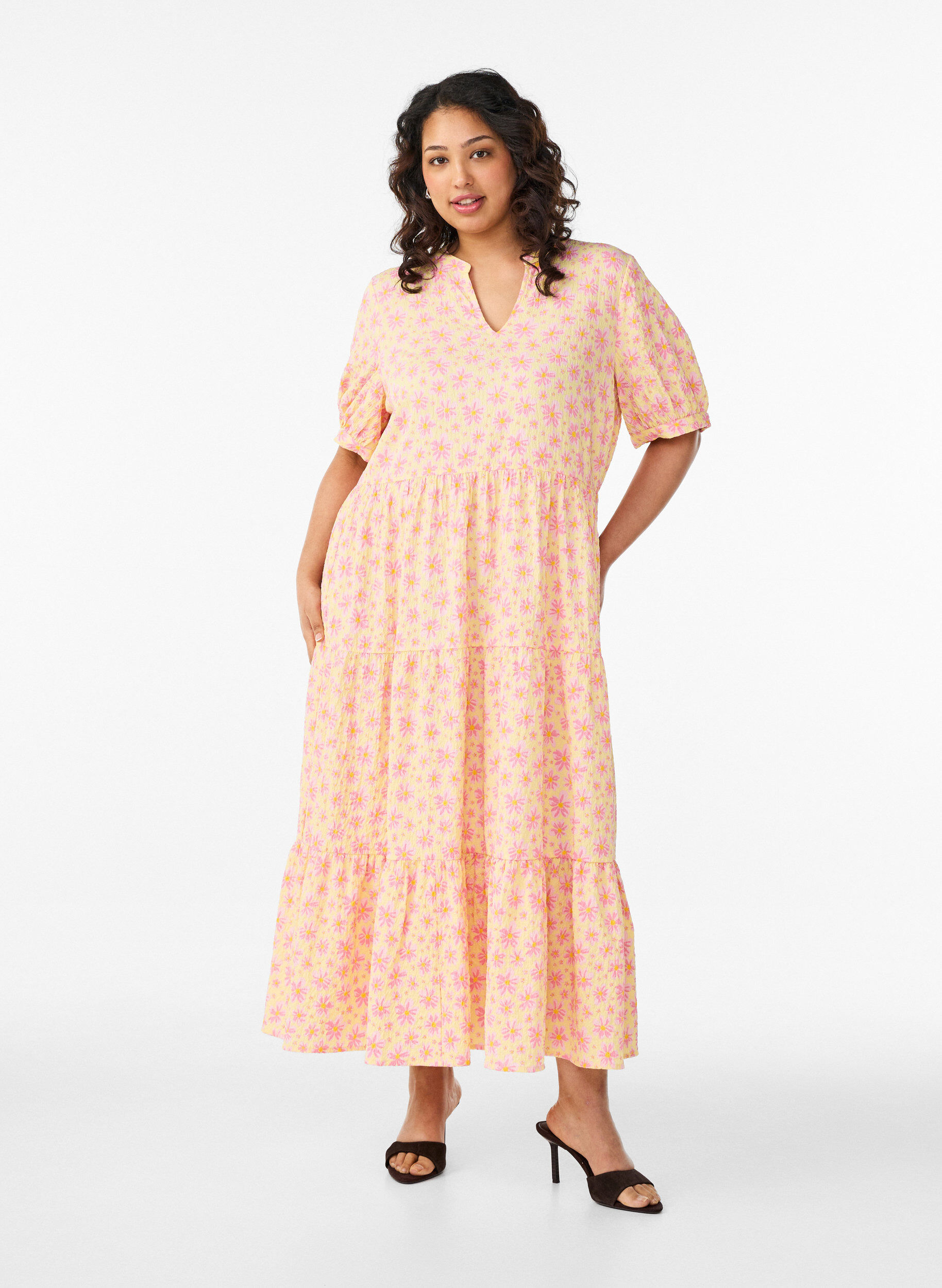 ZizziKn&ouml;chellanges Kleid mit kurzen &Auml;rmeln und gestuften Volants, Gelb, Model image number 0