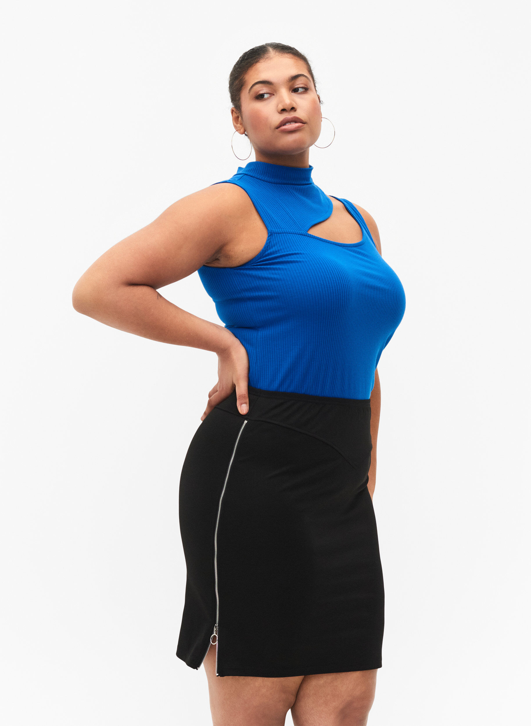 ZizziEng anliegender Rock mit seitlichem Rei&szlig;verschluss, Black, Model image number 0