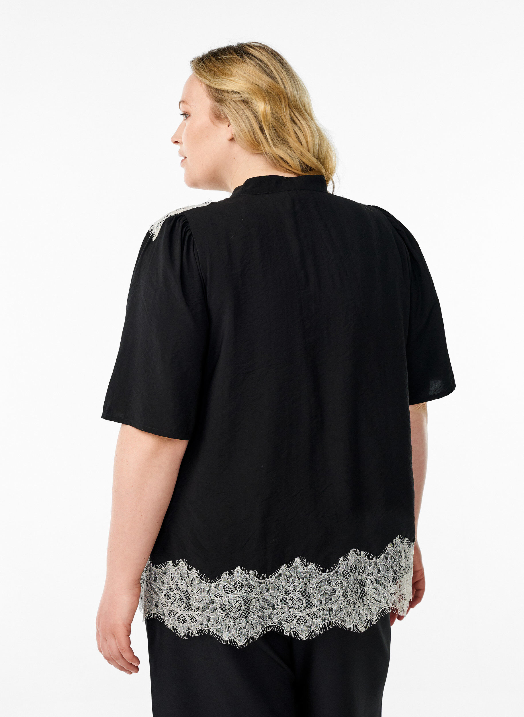 ZizziKurz&auml;rmeliges Bluse mit Spitzendetails, Schwarz, Model image number 2