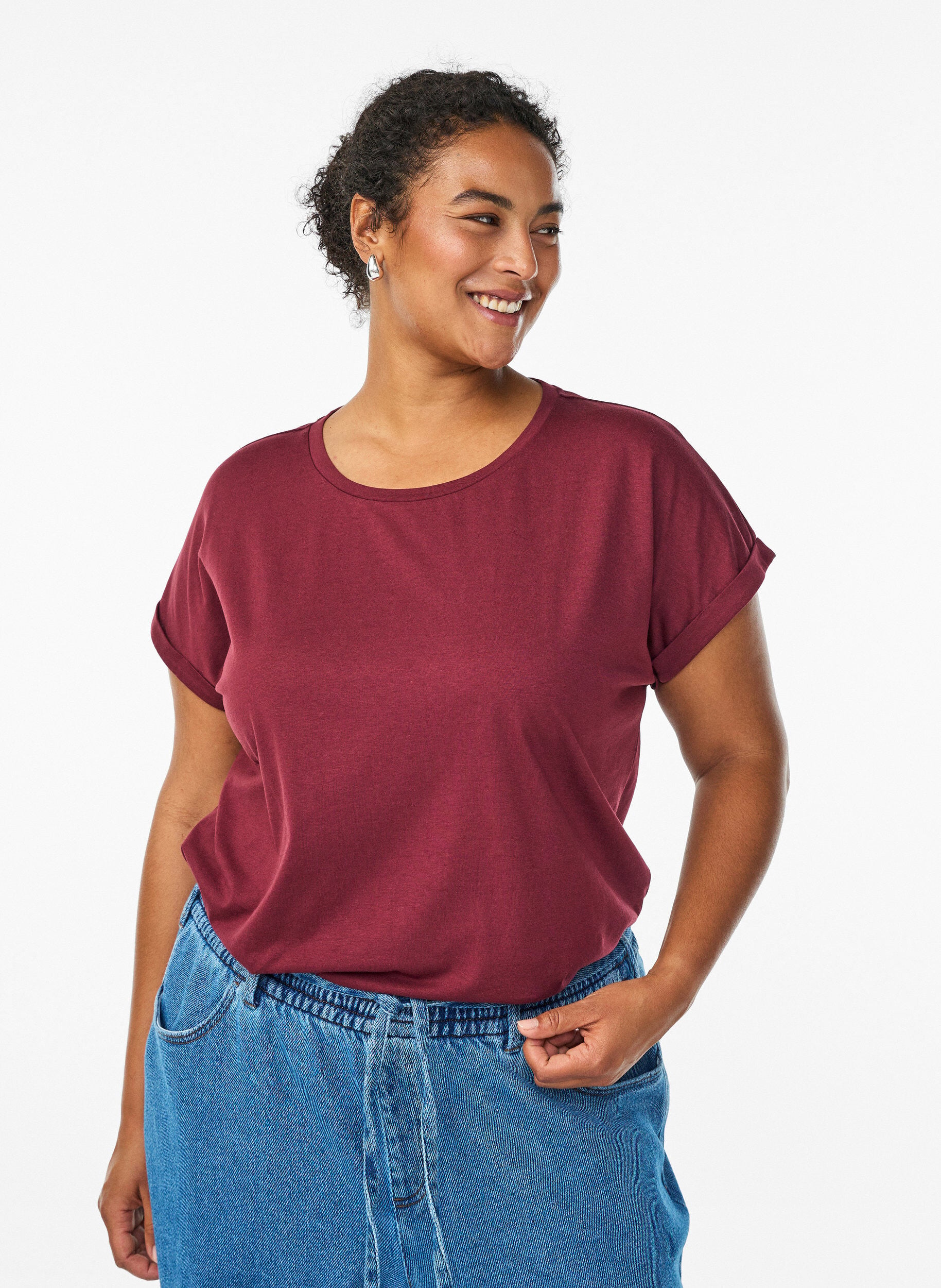 Kurz&auml;rmliges T-Shirt aus einer Baumwollmischung, Dunkles Bordeaux, Model