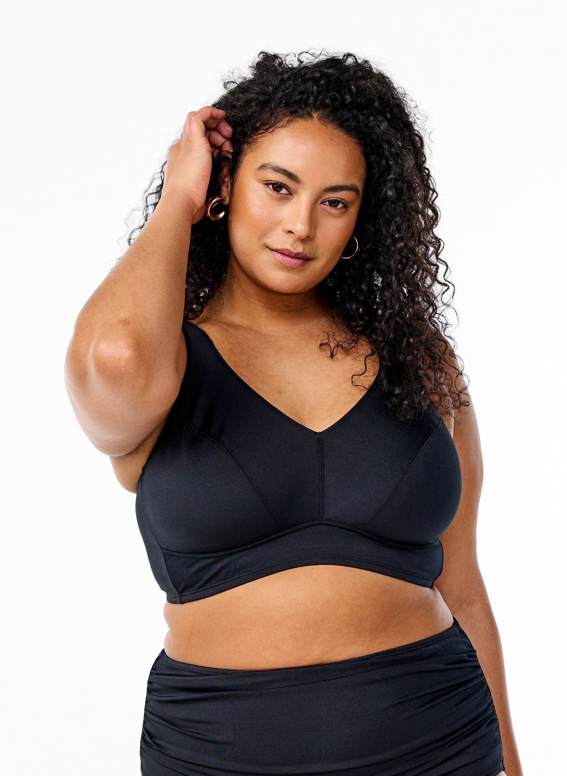 Bikinioberteil mit voller Abdeckung, Schwarz, Model