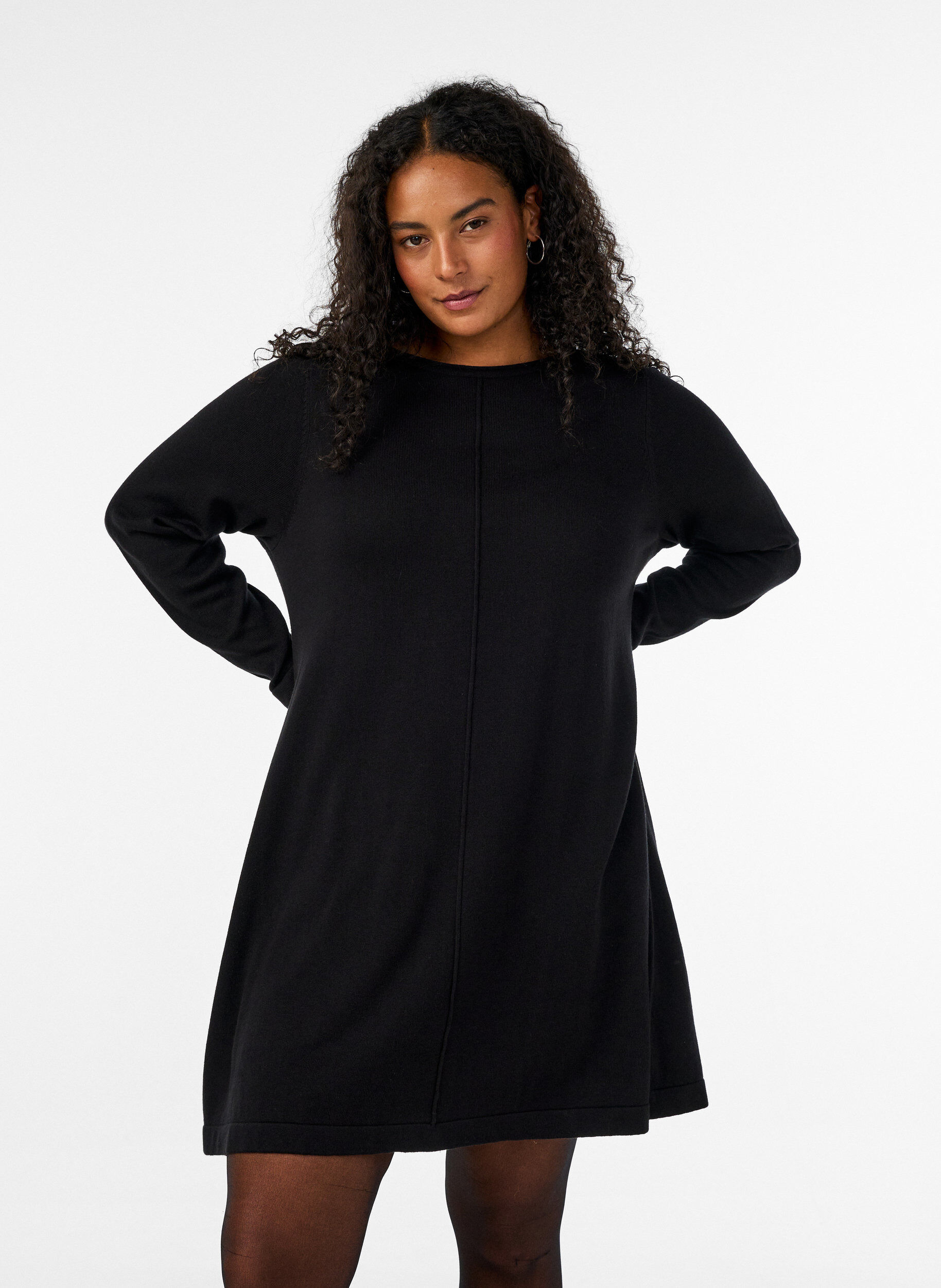 Strickkleid aus Baumwoll-Viskose-Mischung, Schwarz, Model