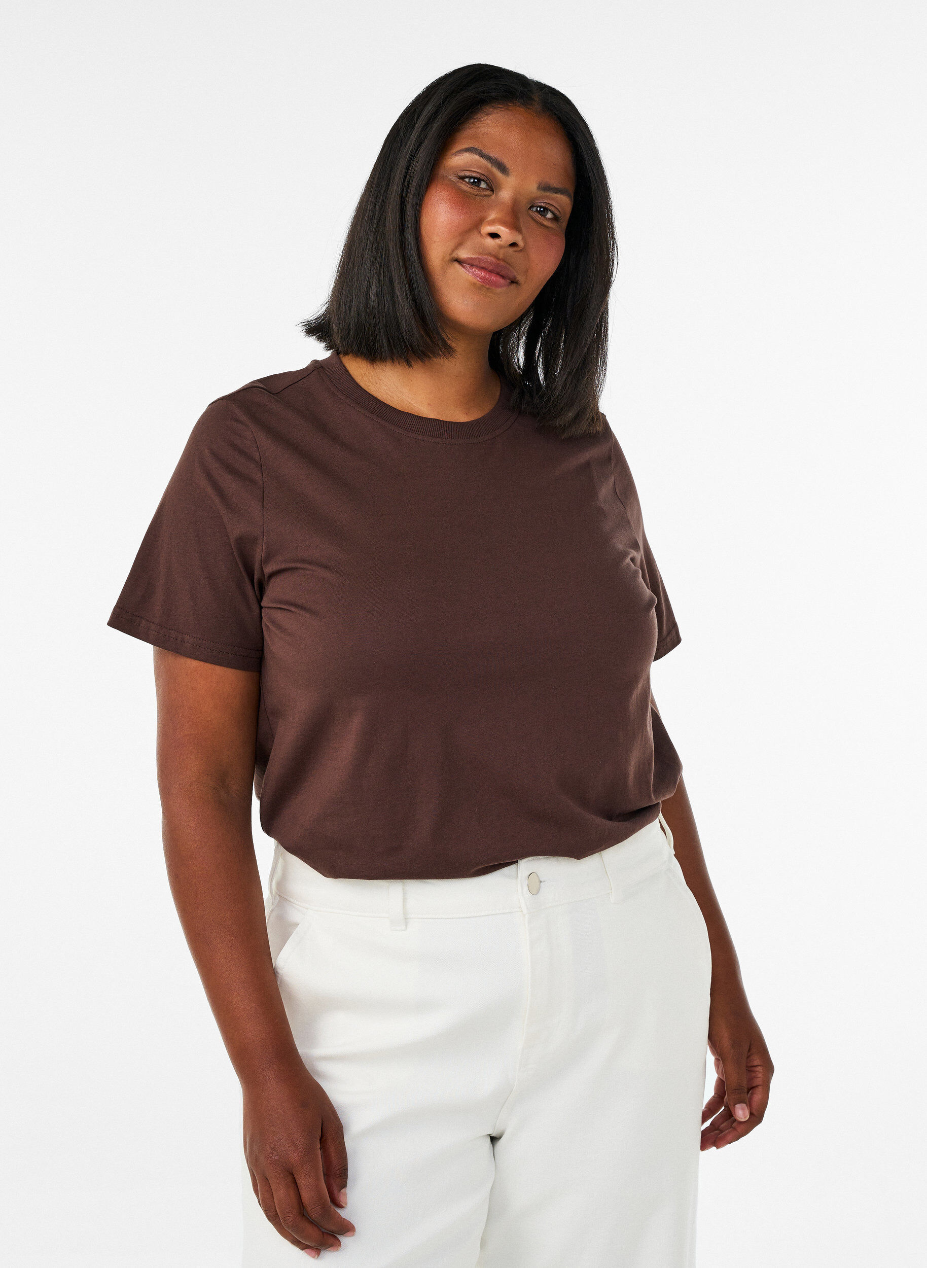 Basic-T-Shirt aus Baumwolle mit Rundhalsausschnitt, Braun, Model