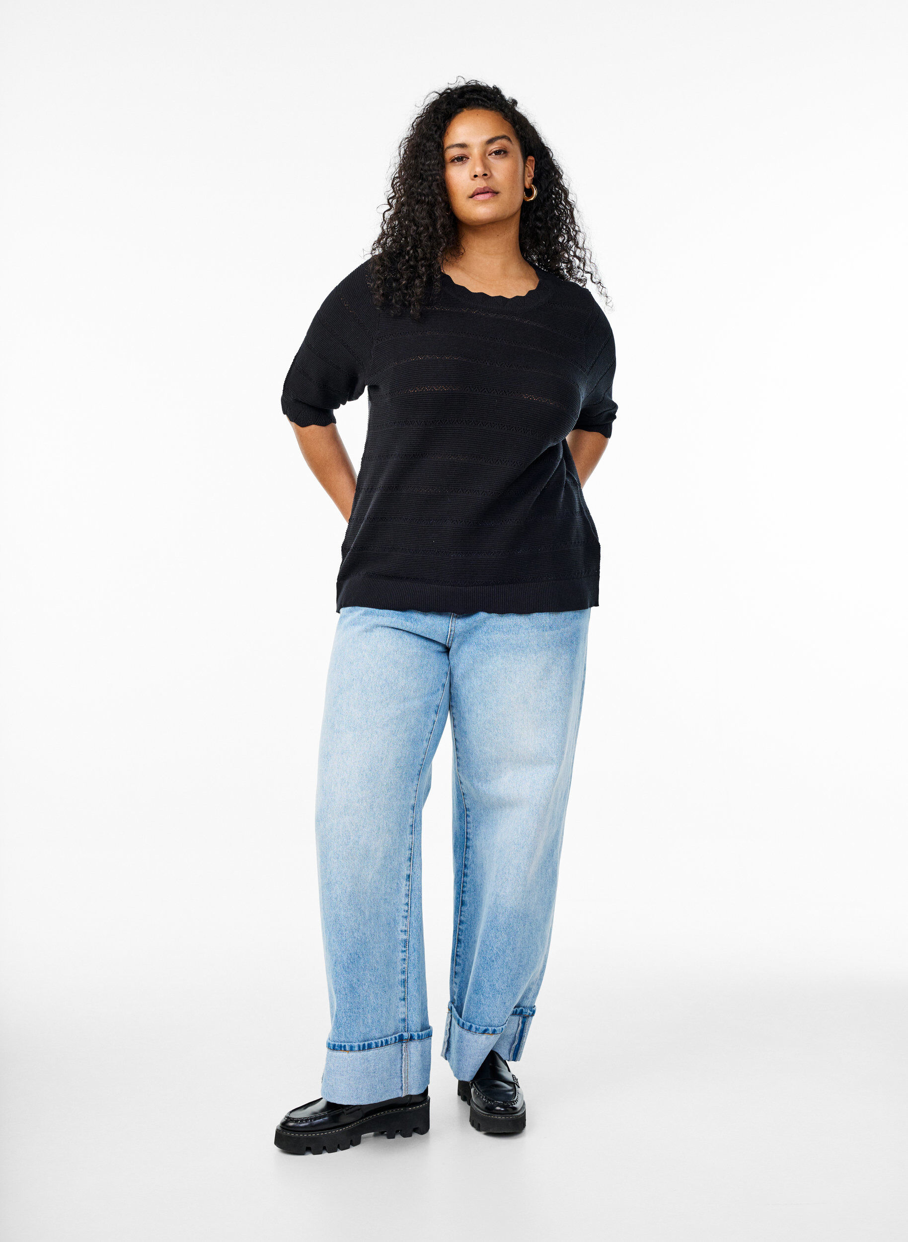 ZizziGestrickte Bluse mit Lochmuster in Streifenoptik und kurzen &Auml;rmeln, Schwarz, Model image number 1