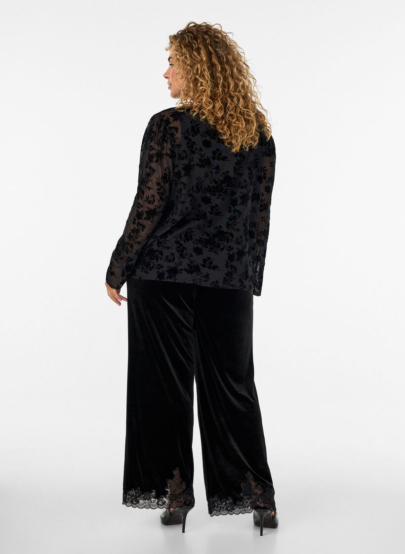 Samthose mit Spitzenbesatz und weitem Bein, Schwarz, Model image number 2