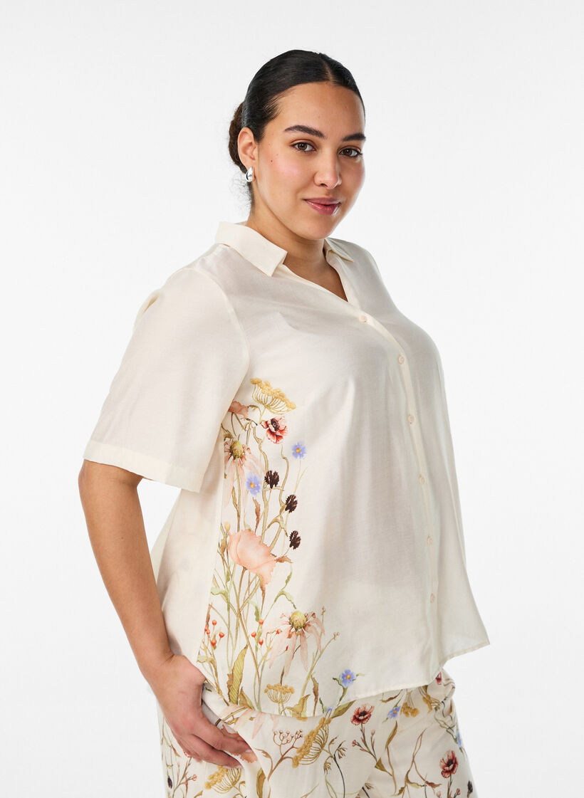 Bluse mit ellbogenlangen &Auml;rmeln und gebl&uuml;mten Details, Beige, Model