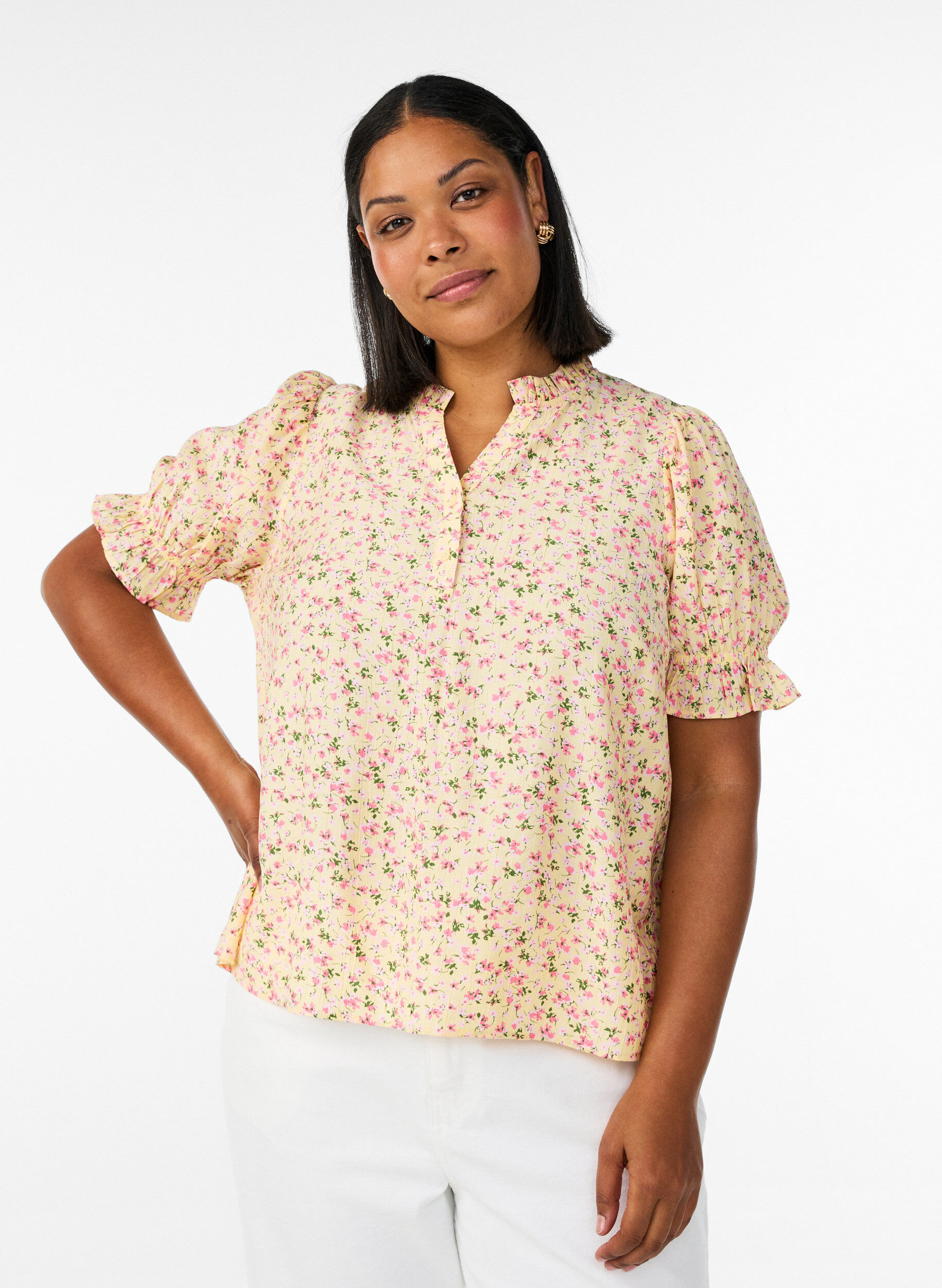 Gebl&uuml;mte Bluse aus Viskose mit kurzen &Auml;rmeln und R&uuml;schenkragen, Gelb, Model