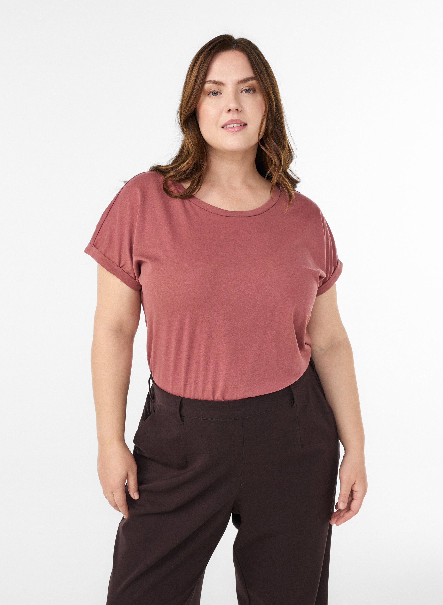 T-Shirt aus Baumwollmischung mit kurzen &Auml;rmeln, Rot, Model