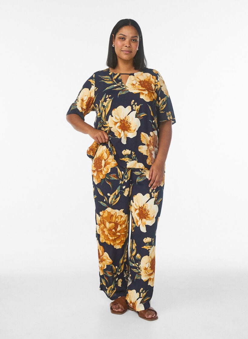 Lockere Viskosehose mit Print, Blau, Model image number 0