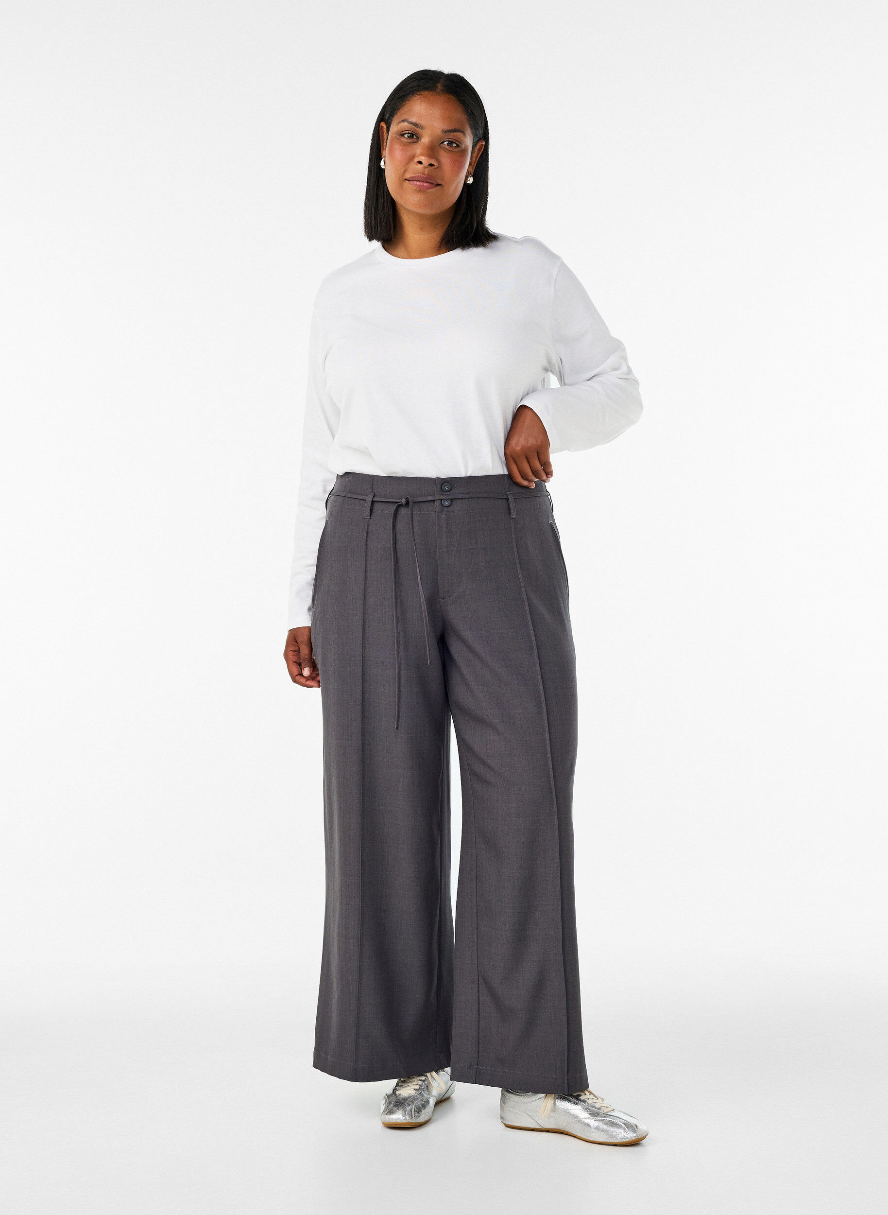 Taillierte Hose mit B&uuml;gelfalten und einem Bindeg&uuml;rtel, Grau, Model