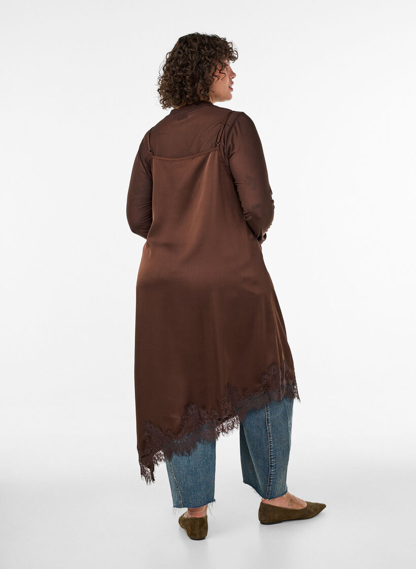 Kleid aus Satin mit Spitze und asymmetrischem Saum, Braun, Model image number 1