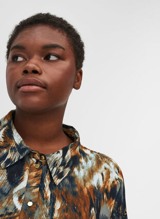 Bedrucktes Hemdkleid aus Viskose mit verstellbarer Taille, Rubber AOP, Model image number 2