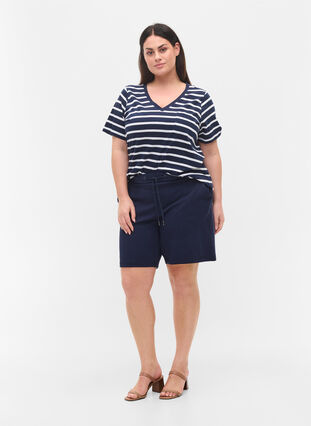 Gestreiftes Baumwolle T-Shirt mit V-Ausschnitt, Navy B White Stripe, Model image number 2
