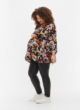 Schwangerschaftsbluse aus Viskose mit Print, Black Flower AOP, Model image number 2