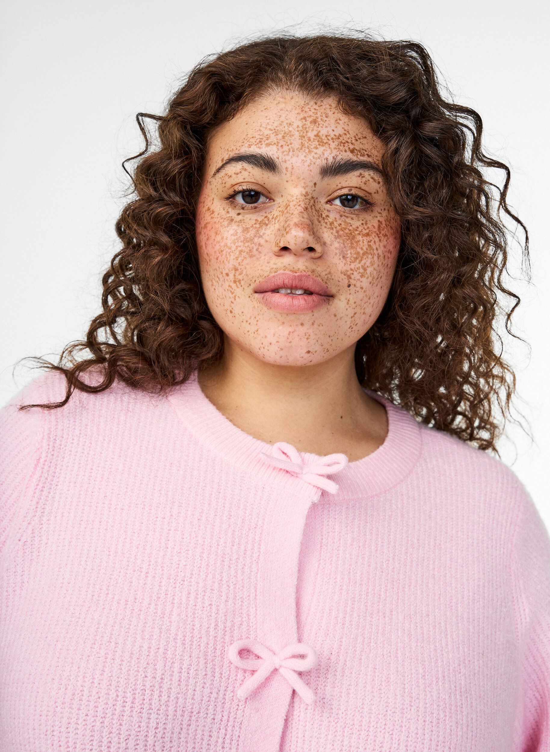 ZizziKurz&auml;rmelige Strickjacke mit Schleifen, Pink, Model image number 3