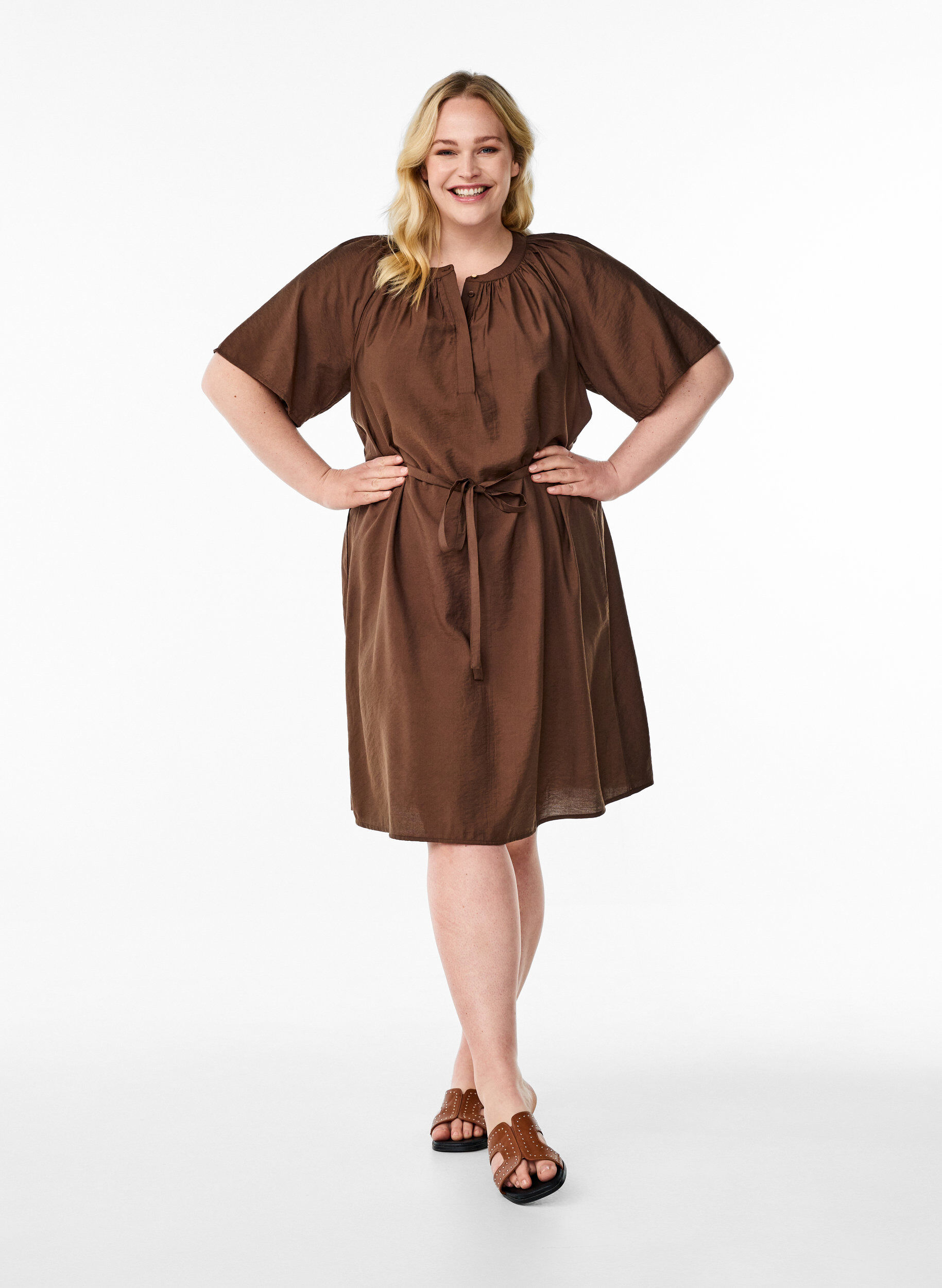 ZizziKnielanges Kleid mit kurzen &Auml;rmeln und Bindeg&uuml;rtel, Braun, Model image number 1