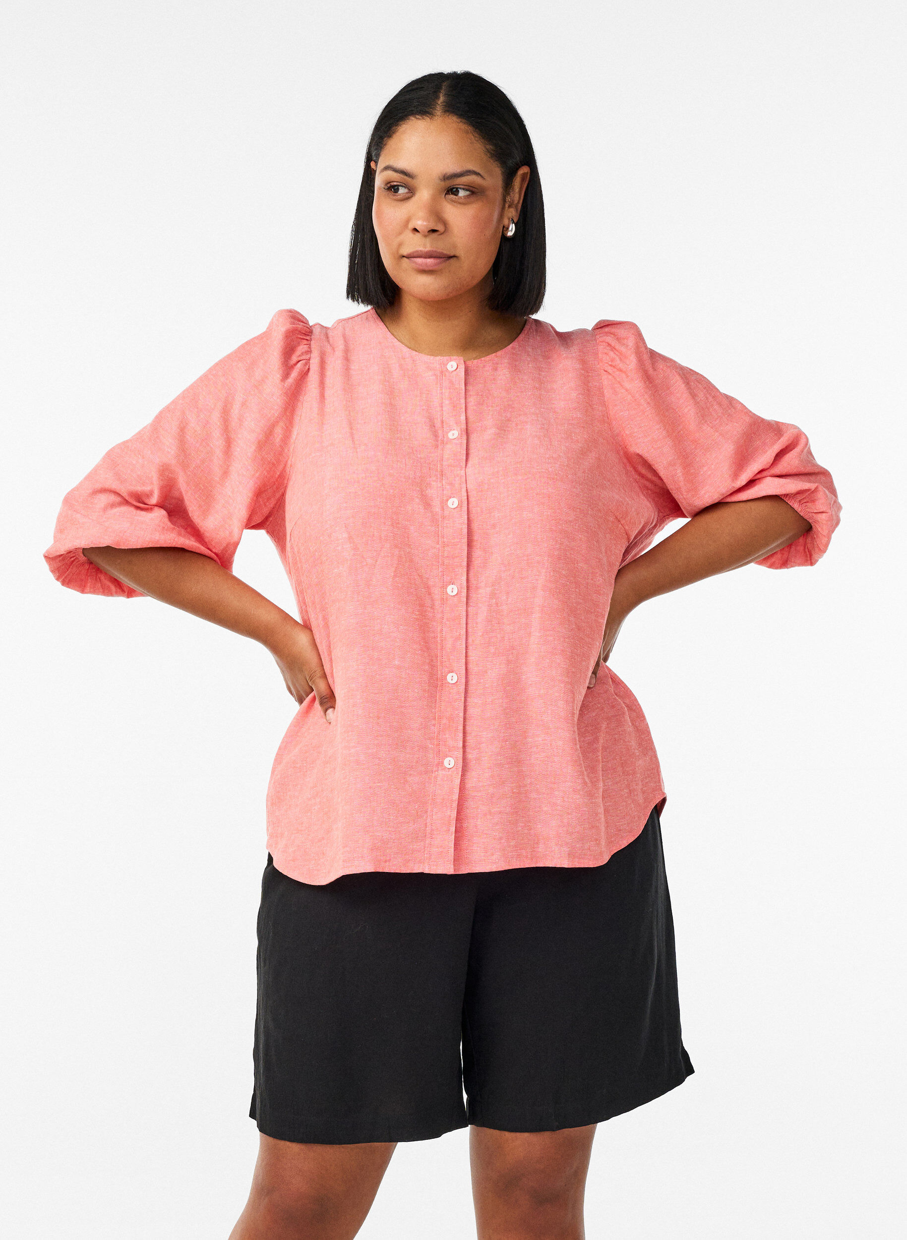 Hoch taillierte Shorts aus Leinen und Viskose, Schwarz, Model