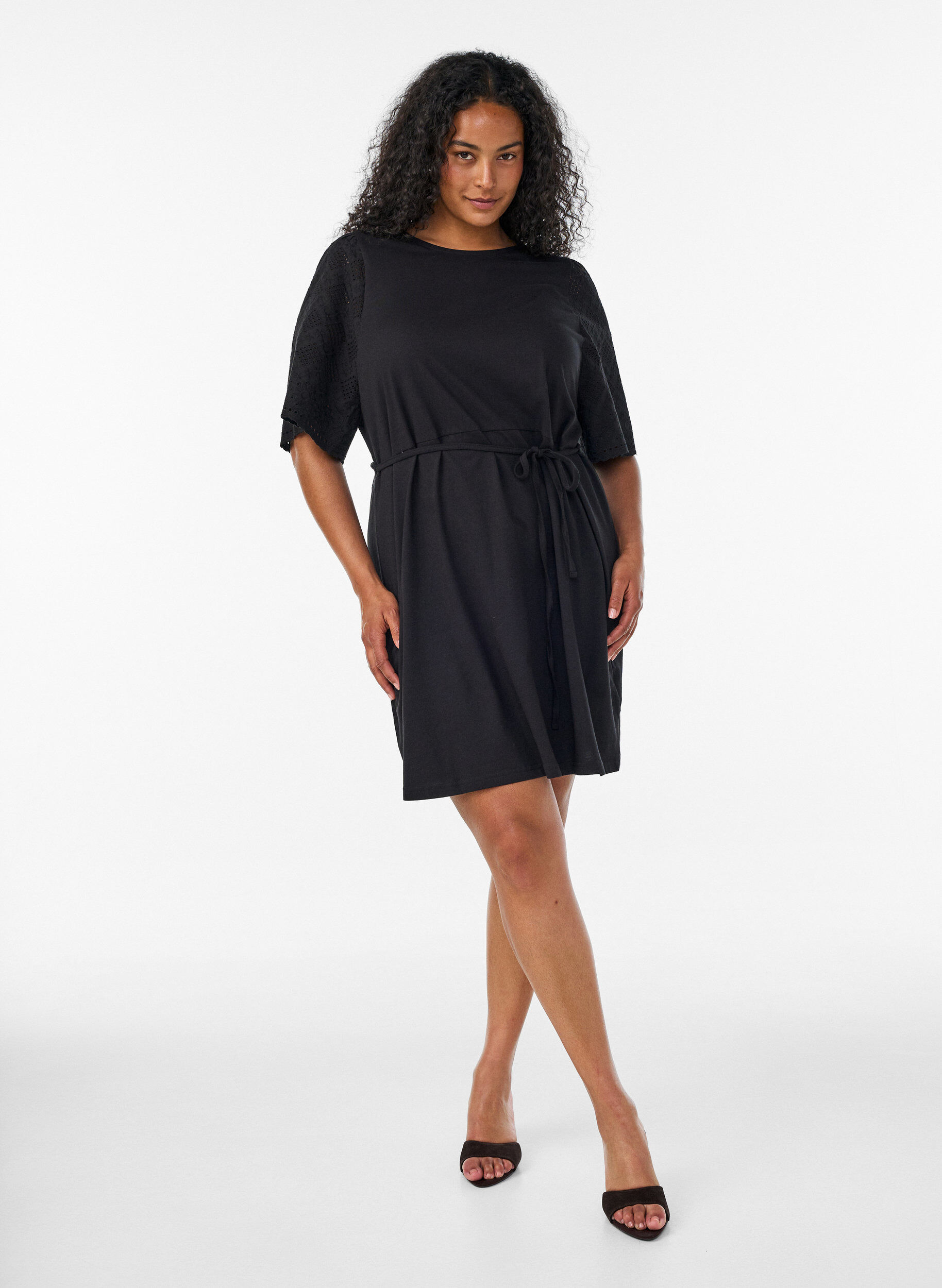 ZizziBaumwollkleid mit Broderie-Anglaise-&Auml;rmeln und Bindeg&uuml;rtel, Schwarz, Model image number 1
