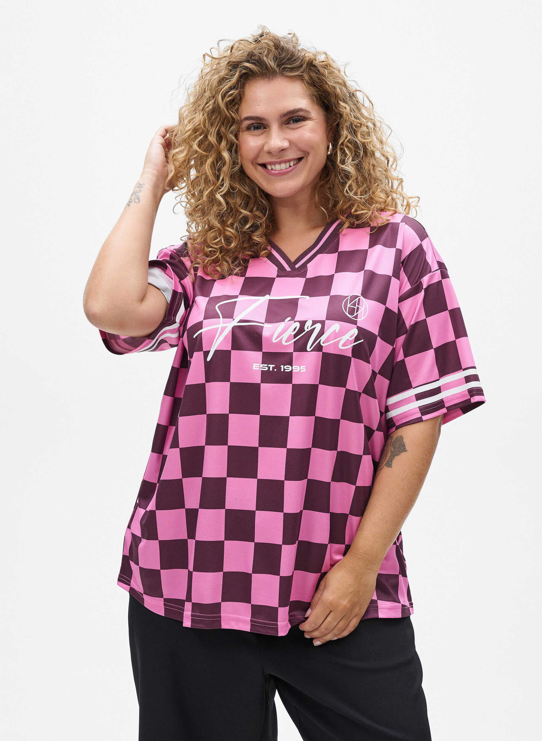 Sportliches T-Shirt mit Karomuster und Textaufdruck, Rot, Model