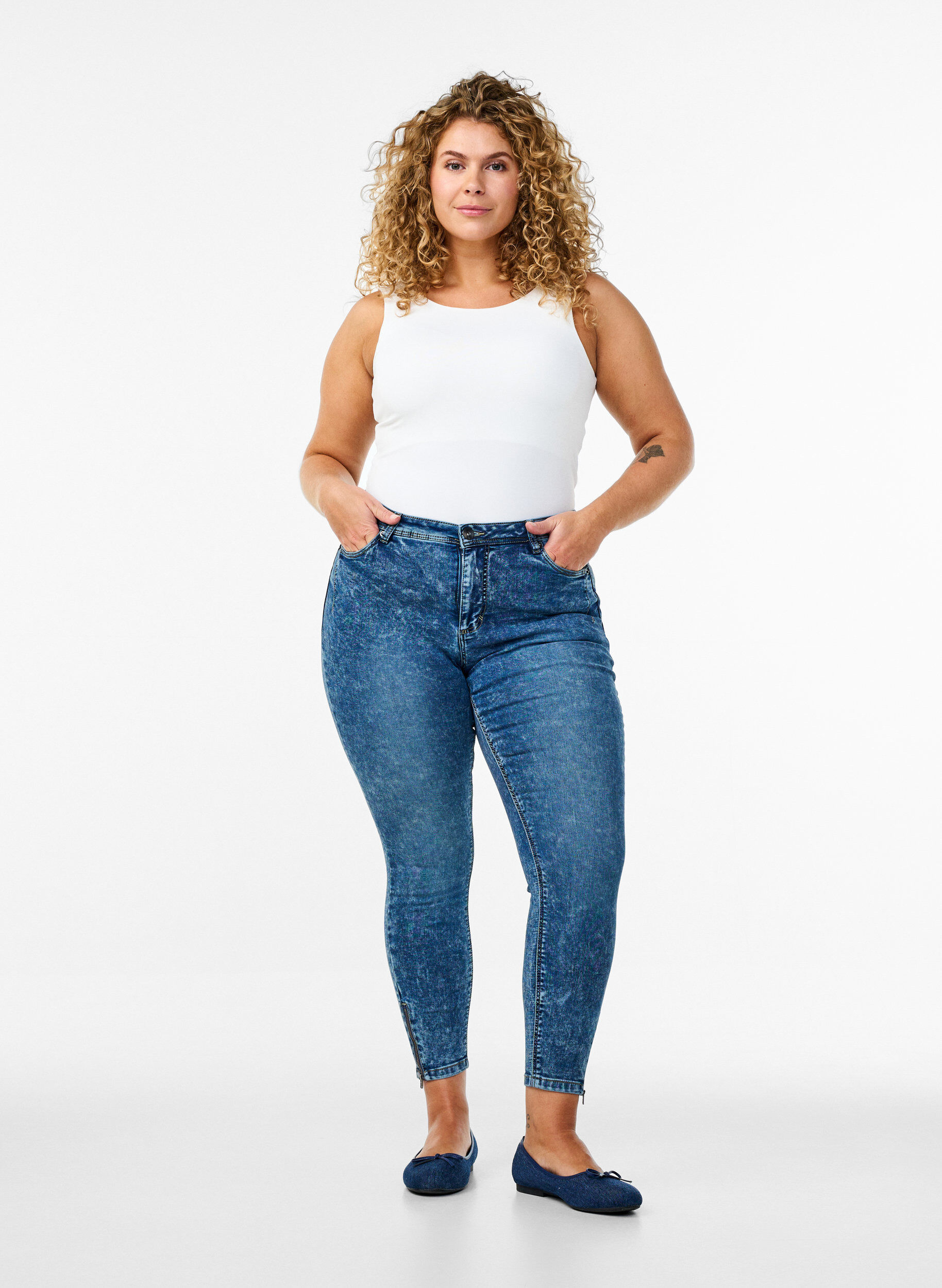 ZizziCropped Amy Jeans mit Rei&szlig;verschluss, Blau, Model image number 0