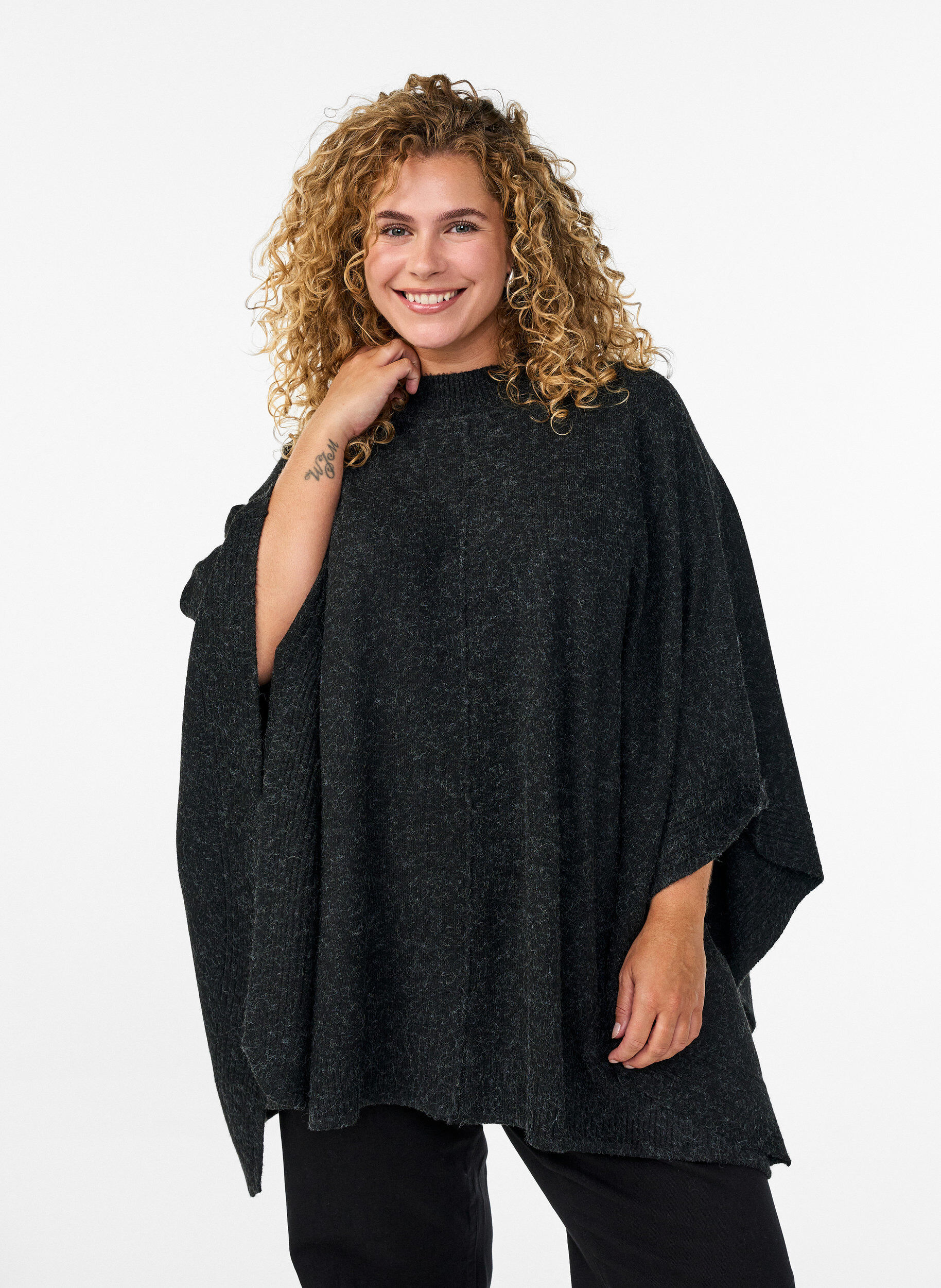 Poncho mit Rippdetails und Rundhalsausschnitt, Grau, Model