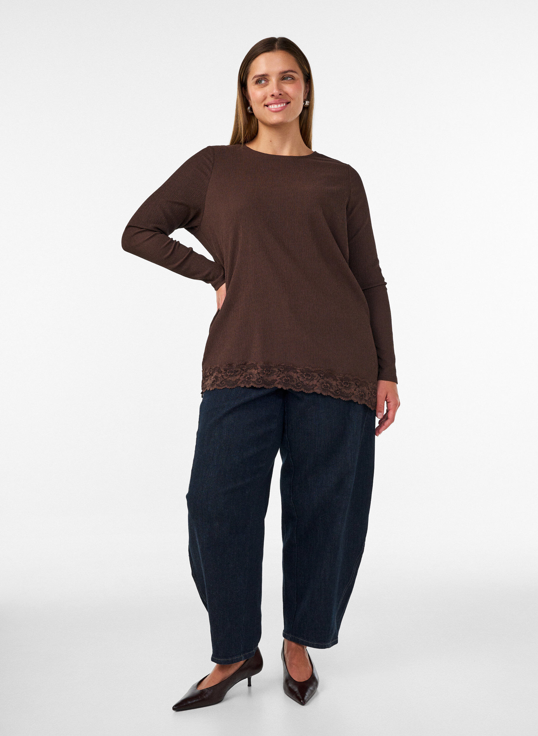 ZizziJerseybluse mit asymmetrischem Spitzenbesatz, Braun, Model image number 1