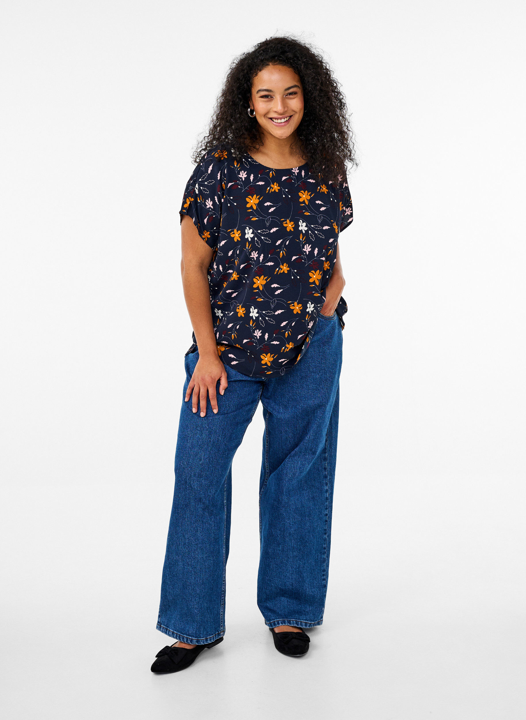 ZizziBluse mit kurzen &Auml;rmeln und gebl&uuml;mtem Print, Sky Captain Flower, Model image number 3