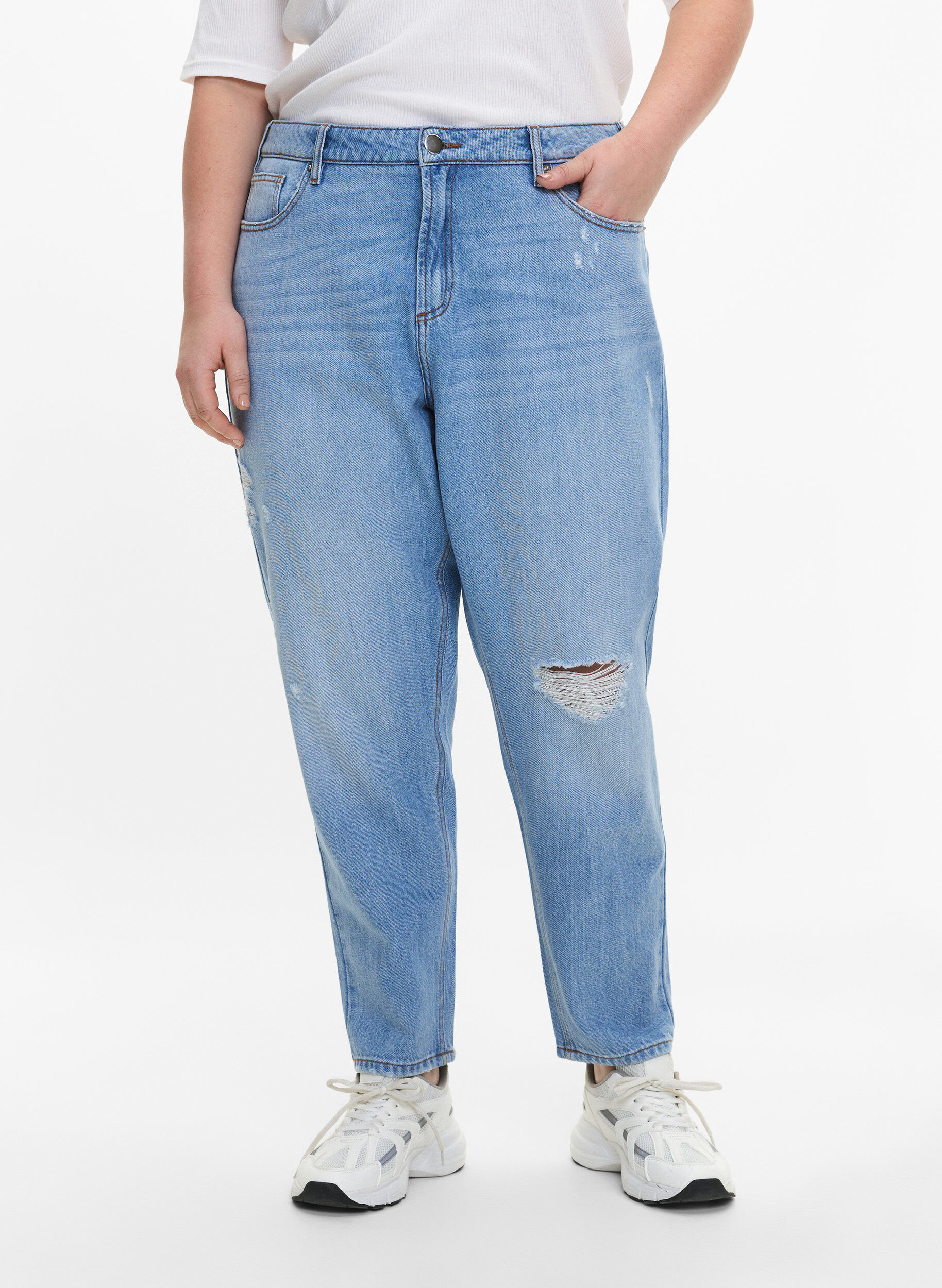 ZizziMille Mom-Fit-Jeans mit Destroyed-Effekt, Light Blue, Model image number 2