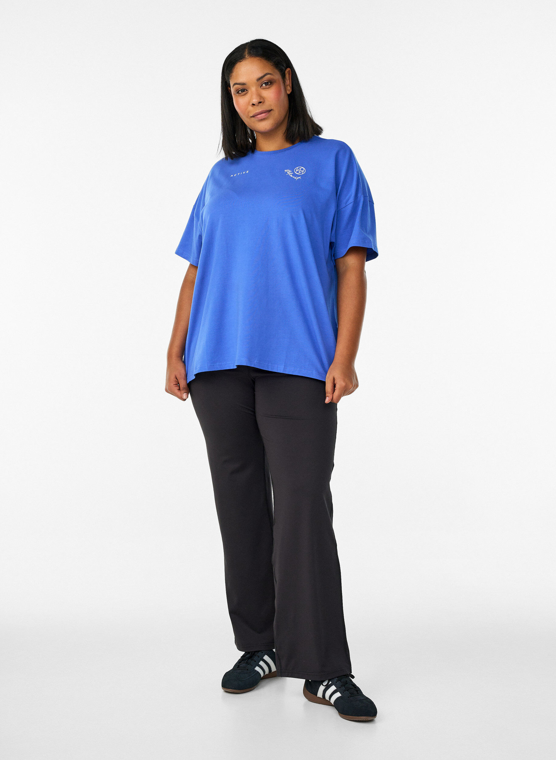 ZizziT-Shirt aus Bio-Baumwolle mit kleinem Frontmotiv, Blau, Model image number 1