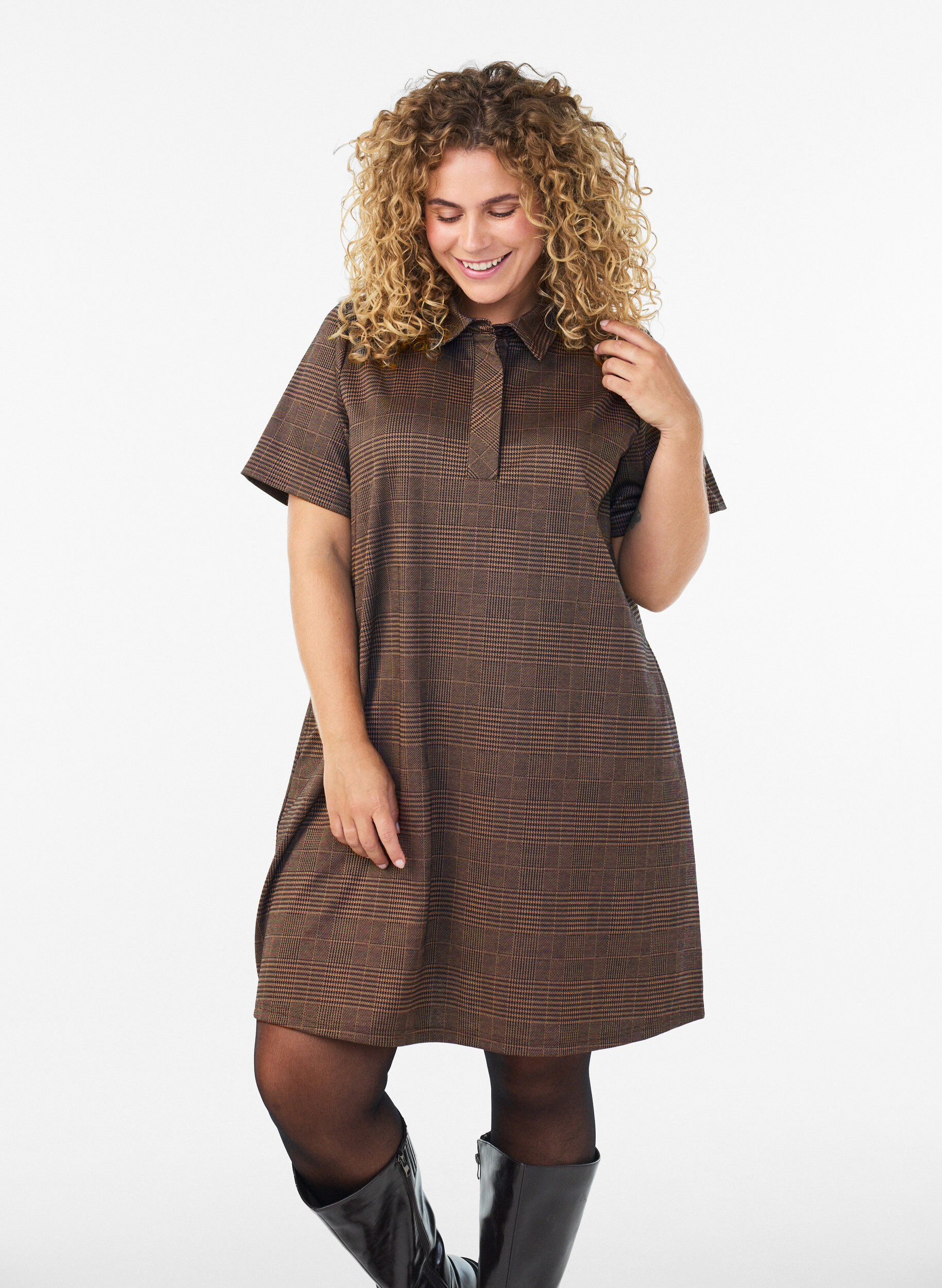 Kurzes kariertes Kleid mit Hemdkragen, Braun, Model