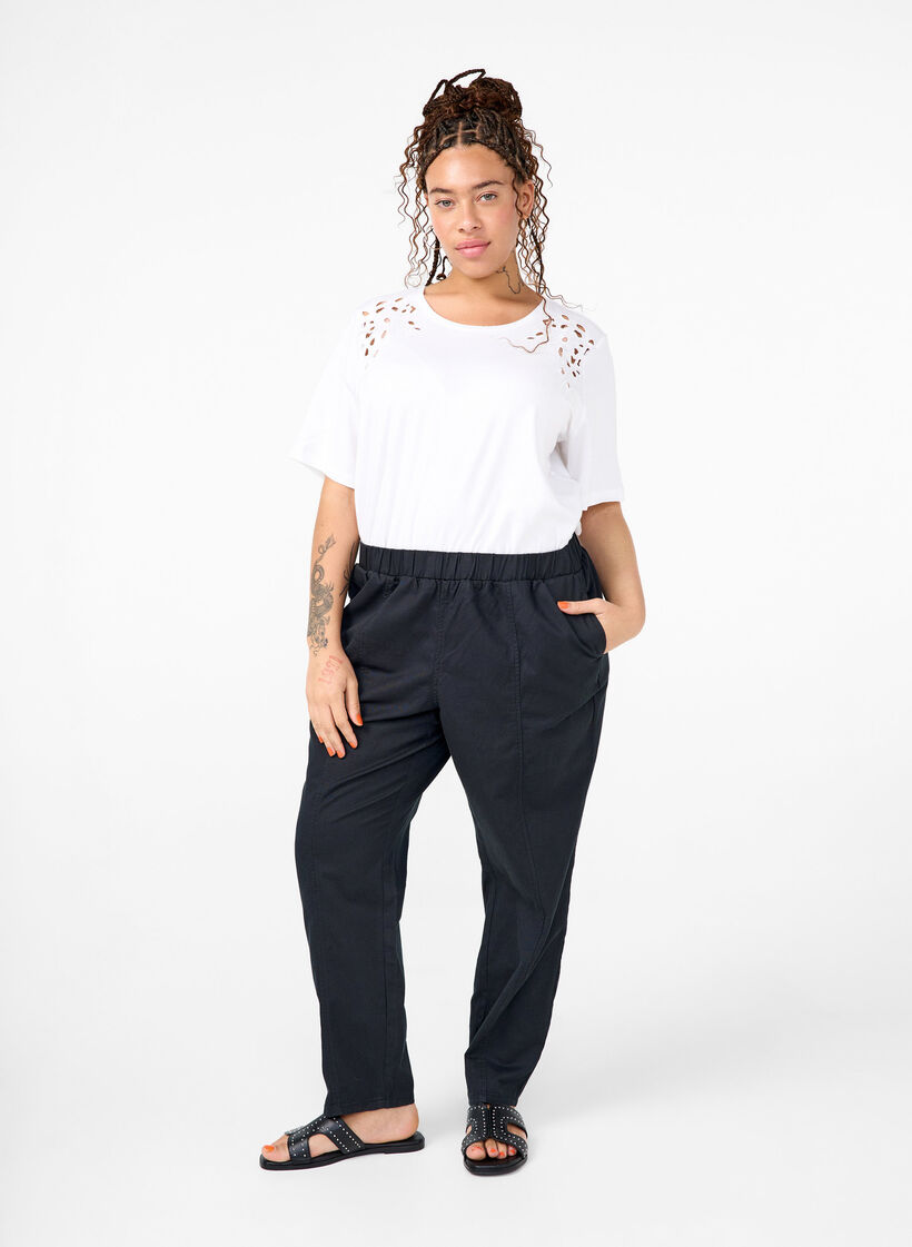 T-Shirt aus Bio-Baumwolle mit Stickereidetails, Bright White, Model image number 2