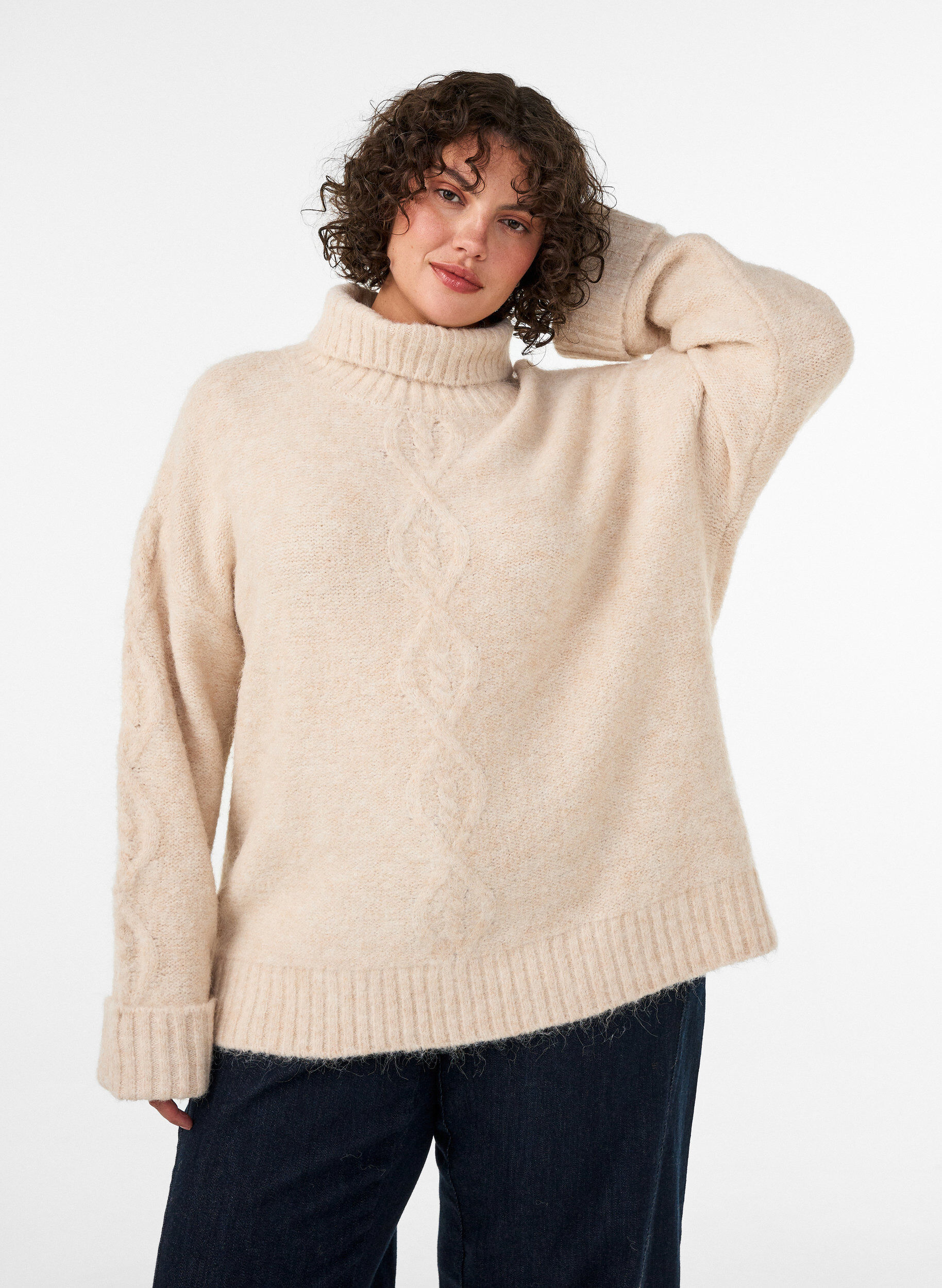 Pullover mit Rollkragen und Zopfmuster, Vanille, Model